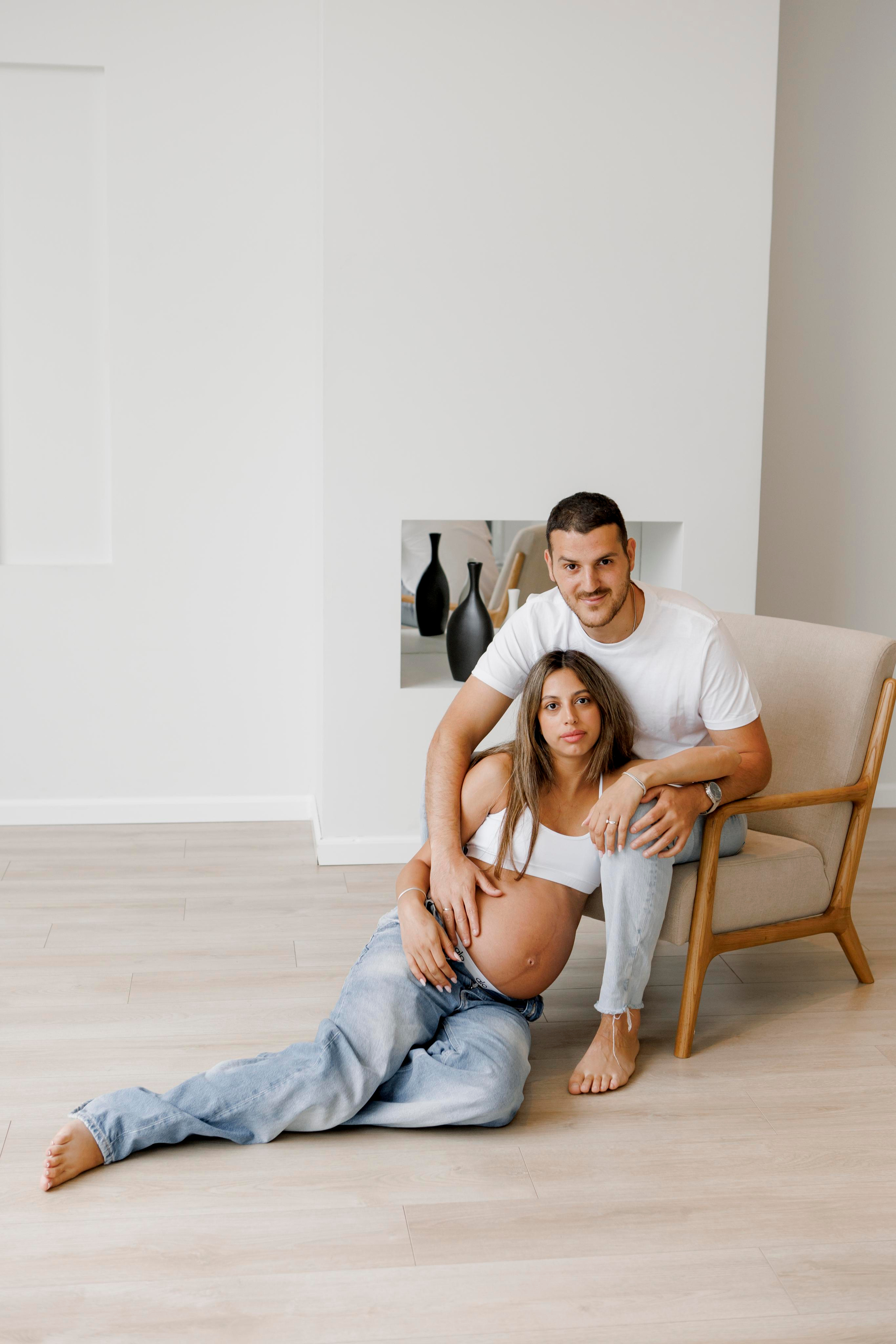 Pregnancy photoshoot inside the White studio. Главная