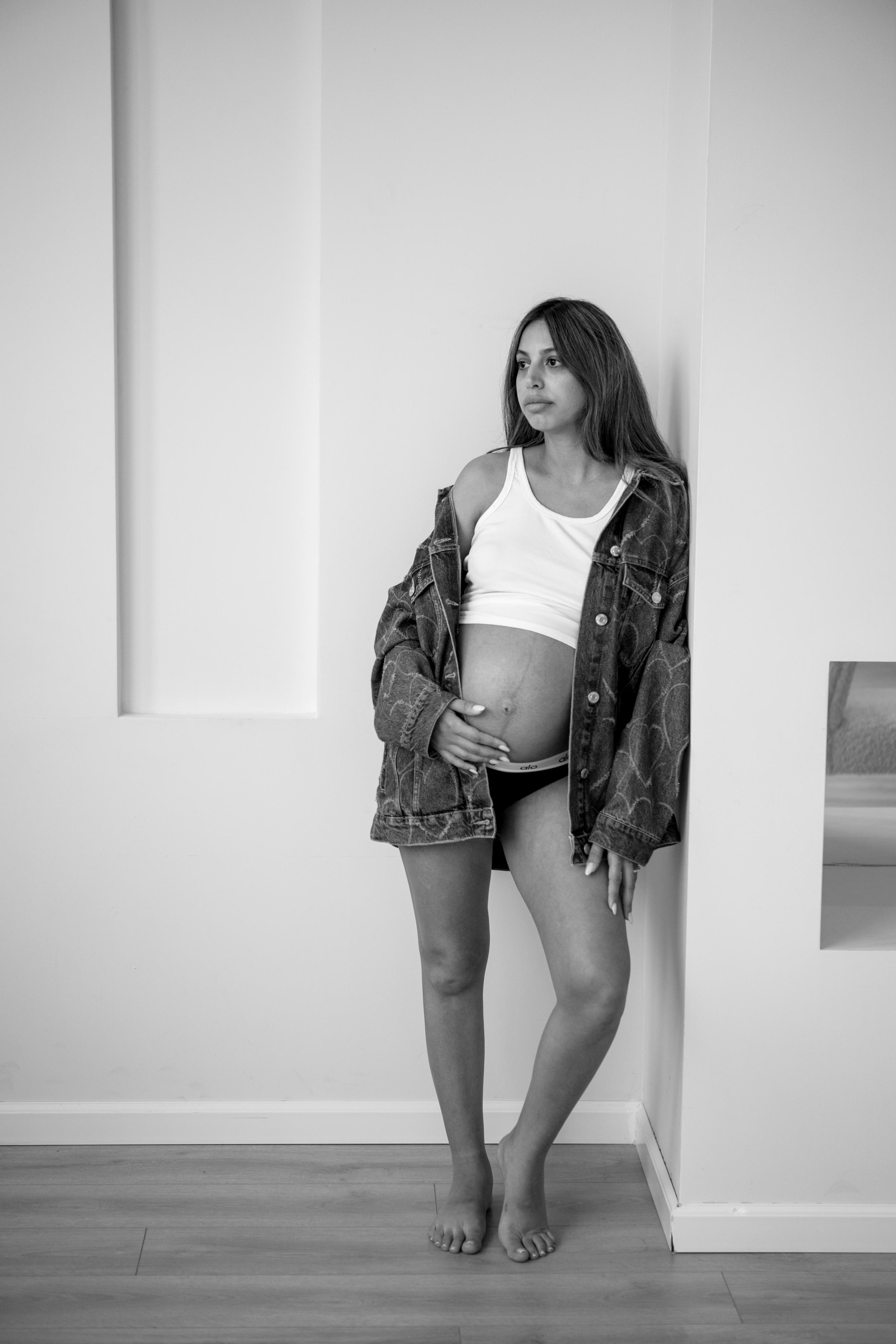 Pregnancy photoshoot inside the White studio. Главная