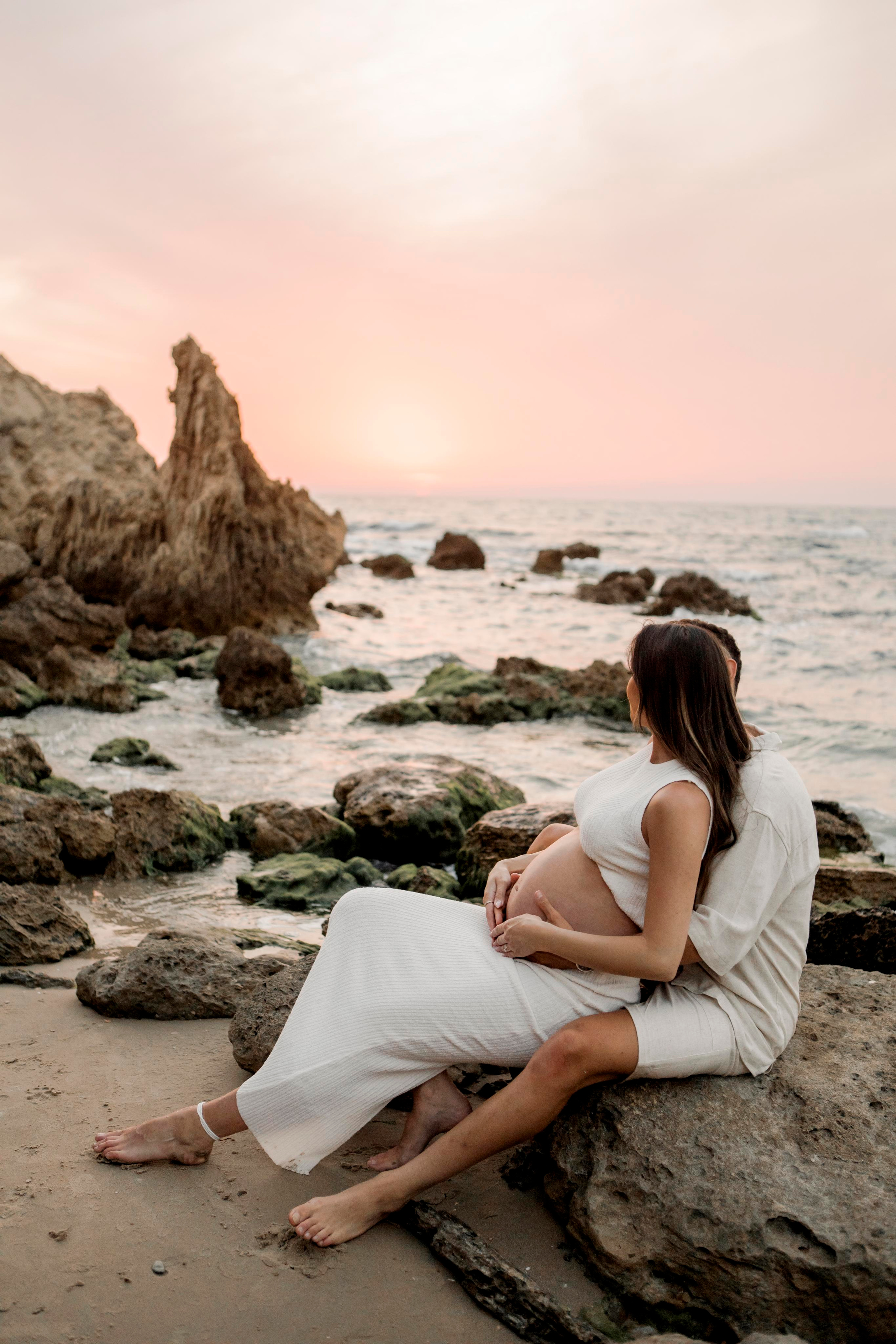 Pregnancy photoshoot near the sea. Главная