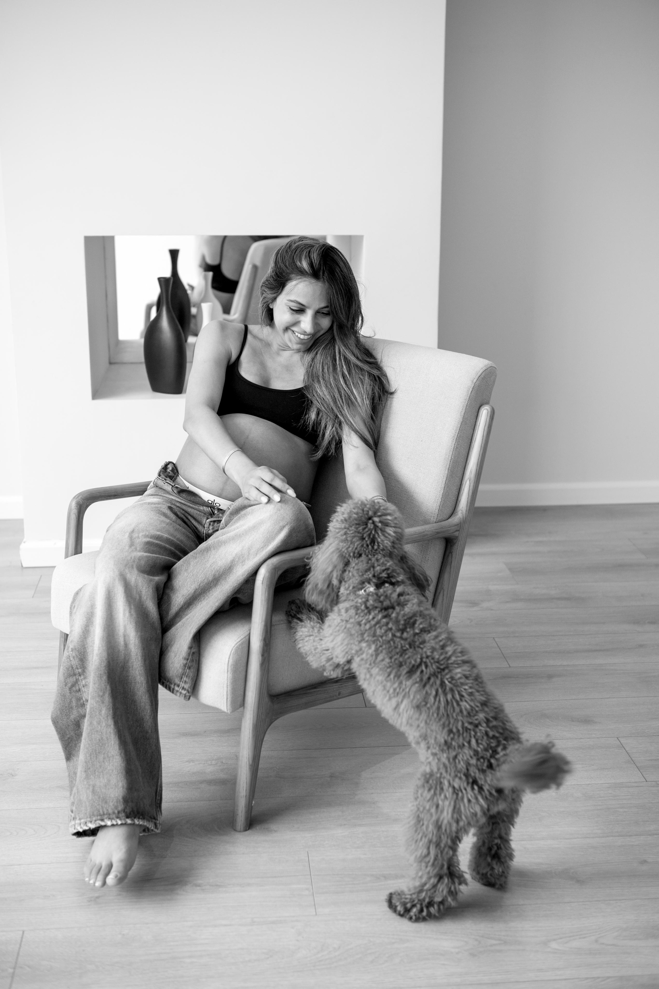 Pregnancy photoshoot inside the White studio. Главная