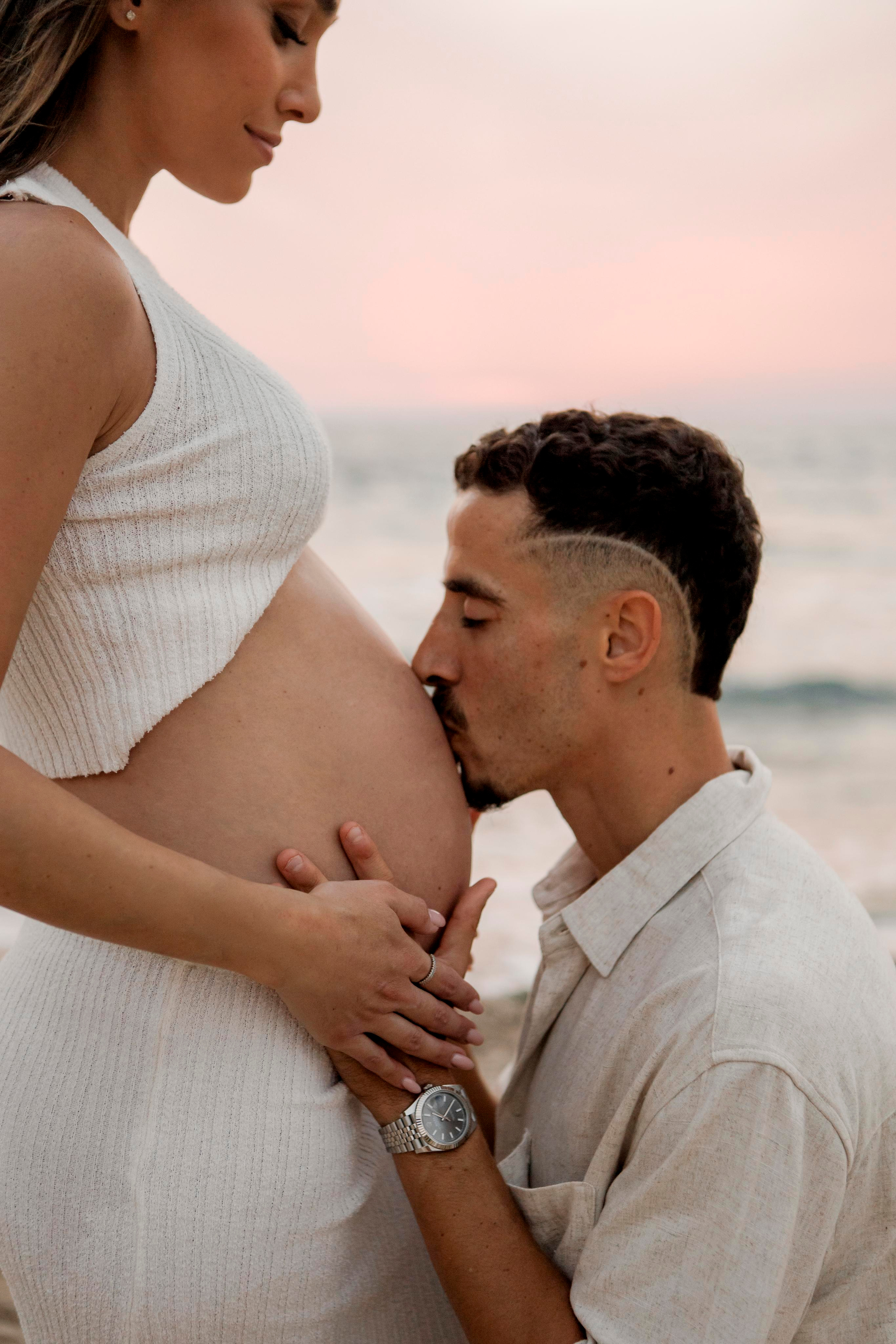 Pregnancy photoshoot near the sea. Главная