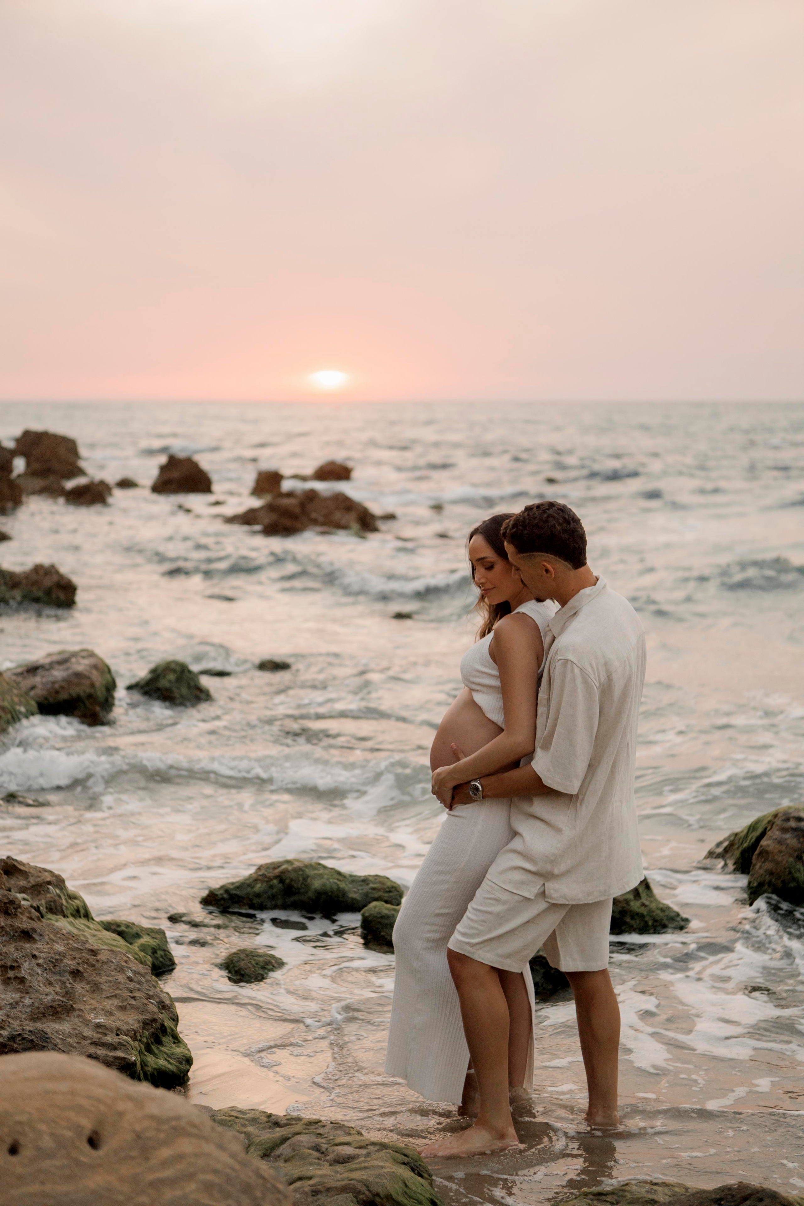 Pregnancy photoshoot near the sea. Главная