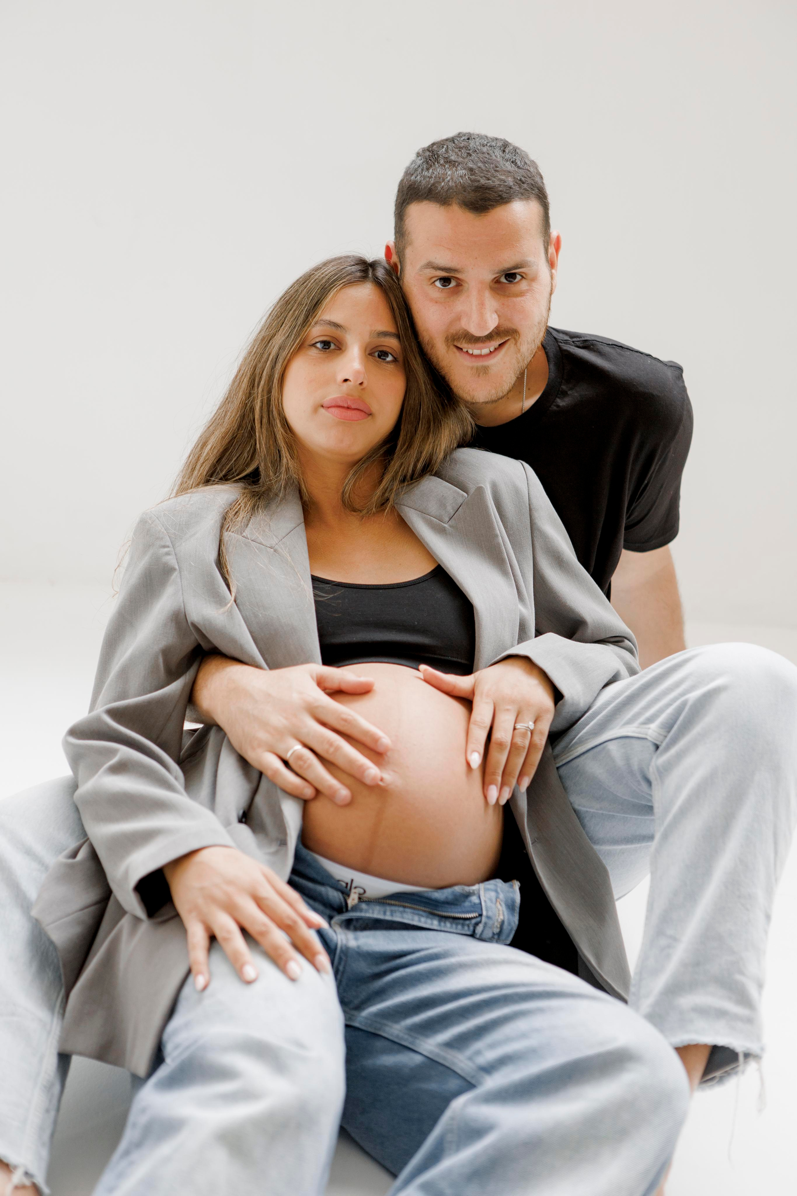 Pregnancy photoshoot inside the White studio. Главная