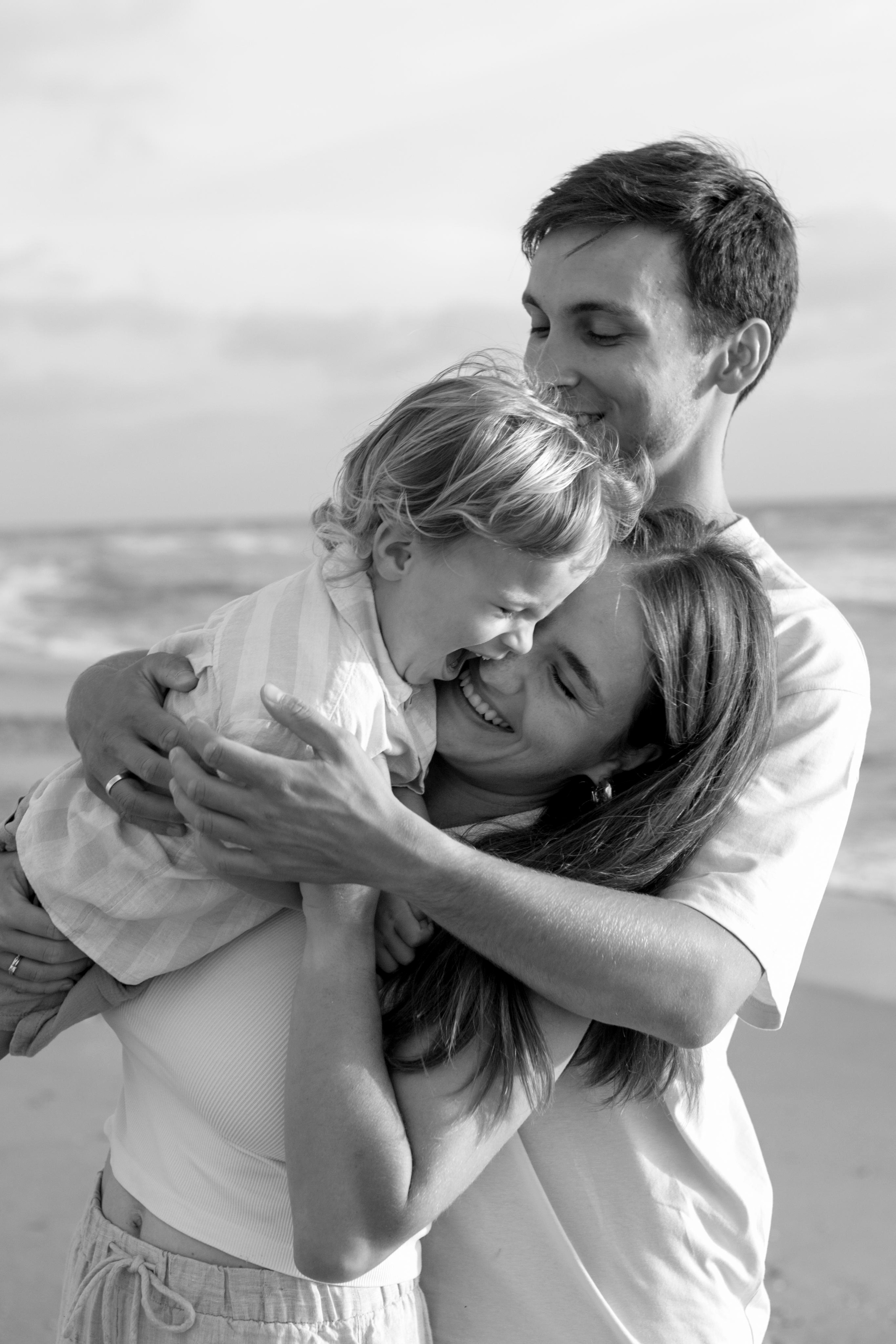 Family photoshoot near the sea (sunset). Главная