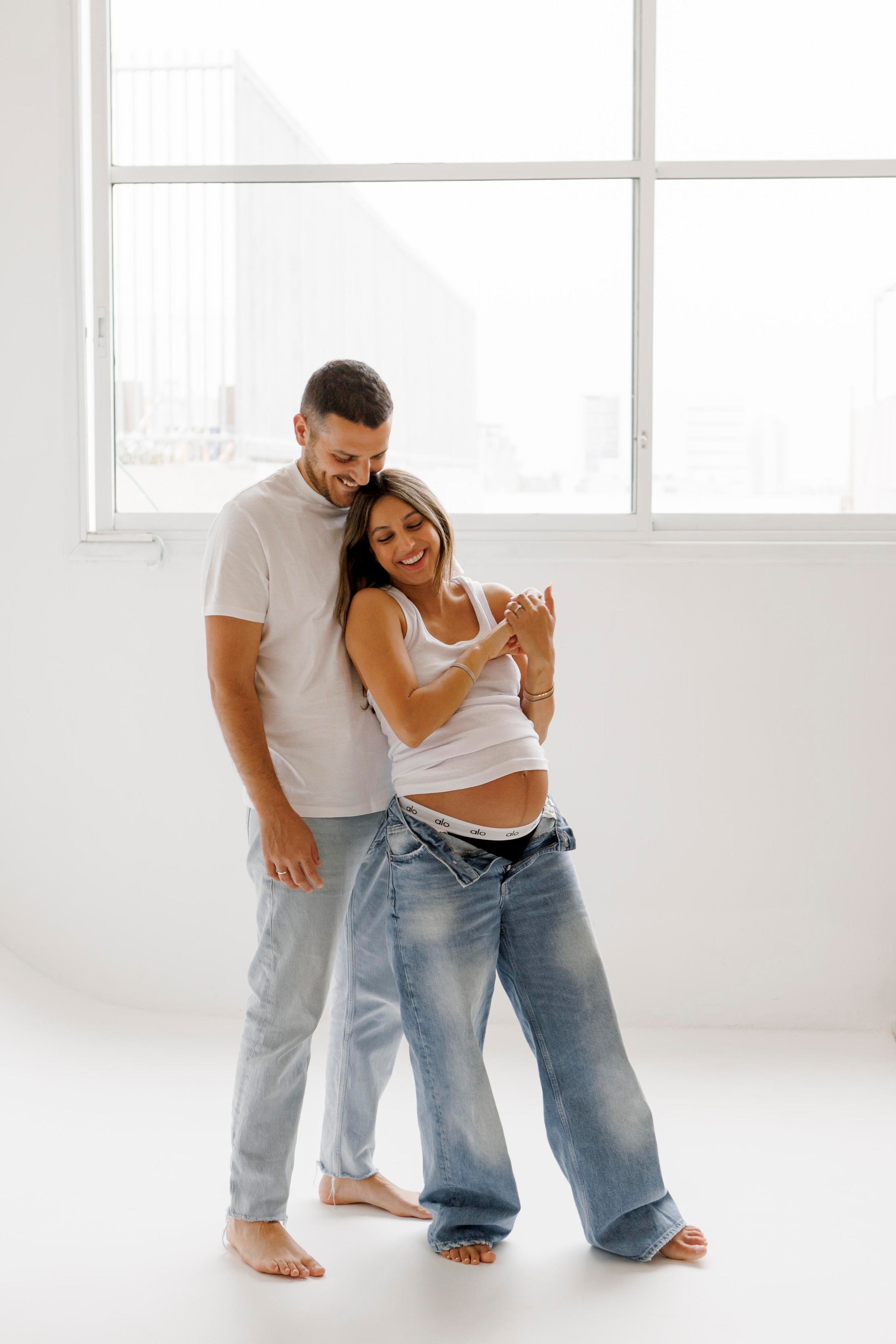 Pregnancy photoshoot inside the White studio. Главная