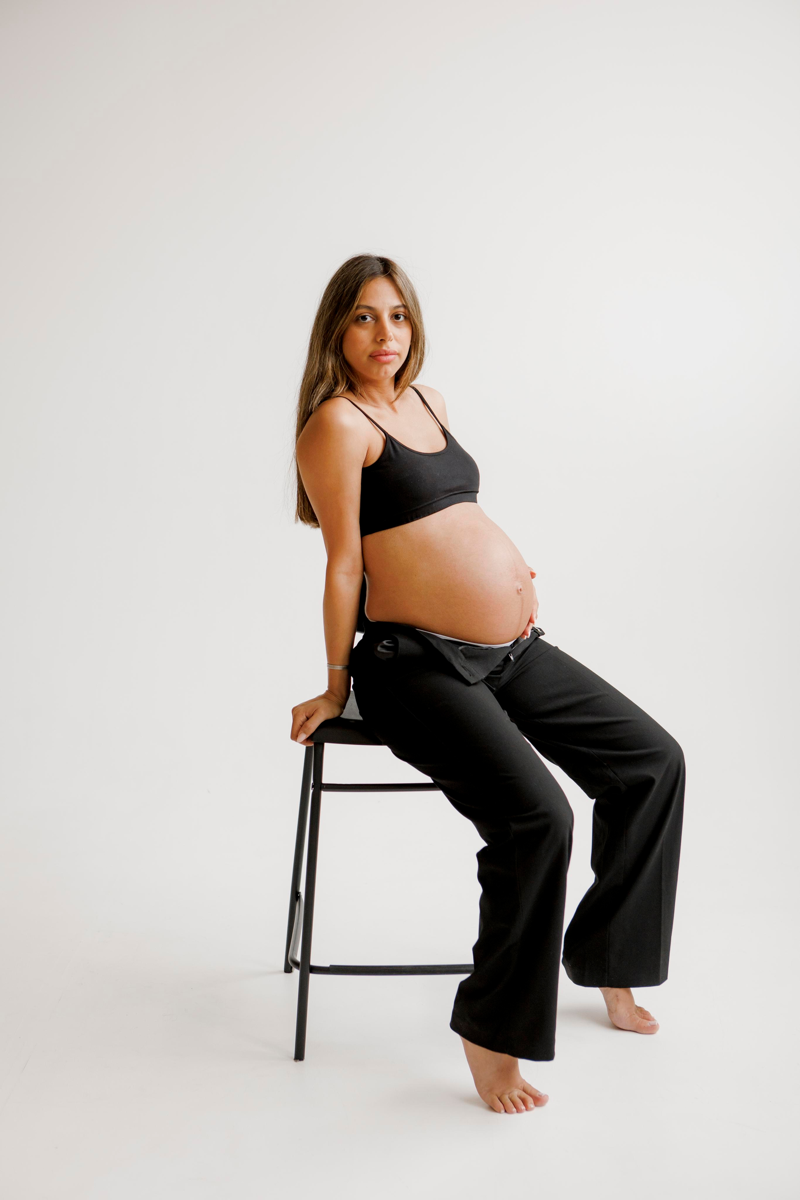 Pregnancy photoshoot inside the White studio. Главная