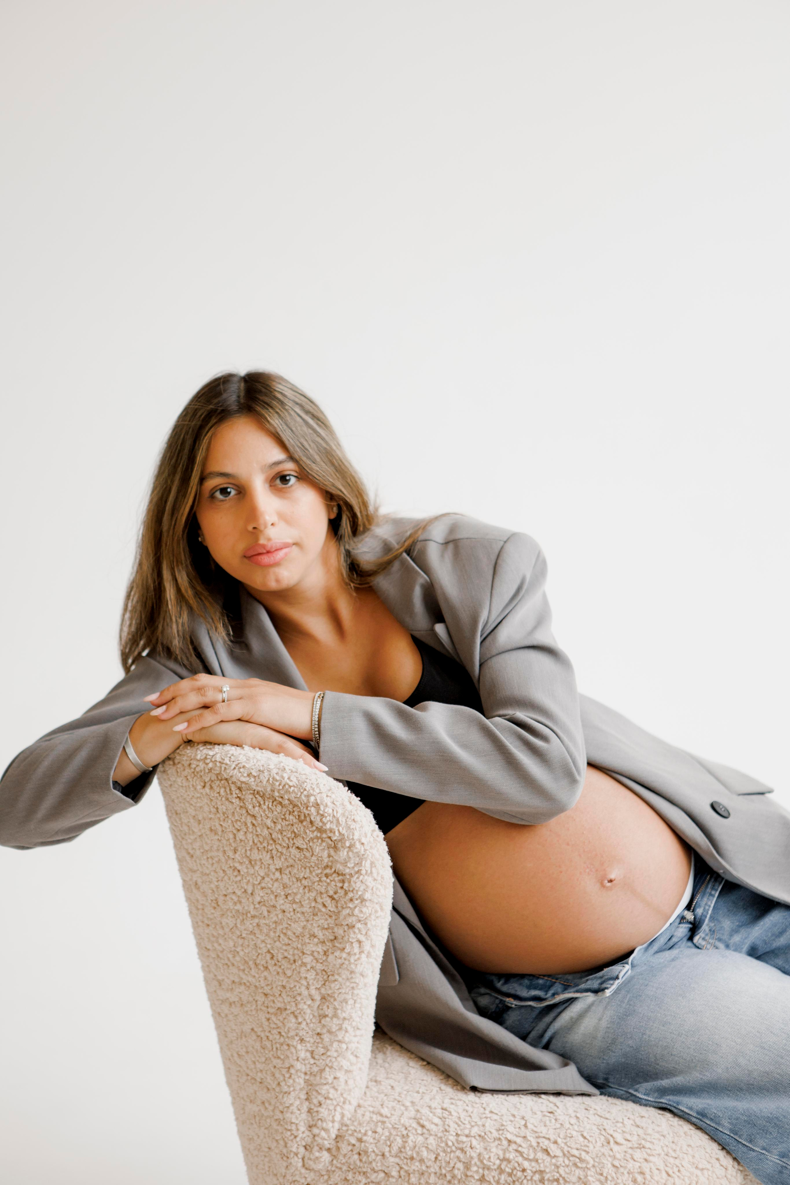 Pregnancy photoshoot inside the White studio. Главная