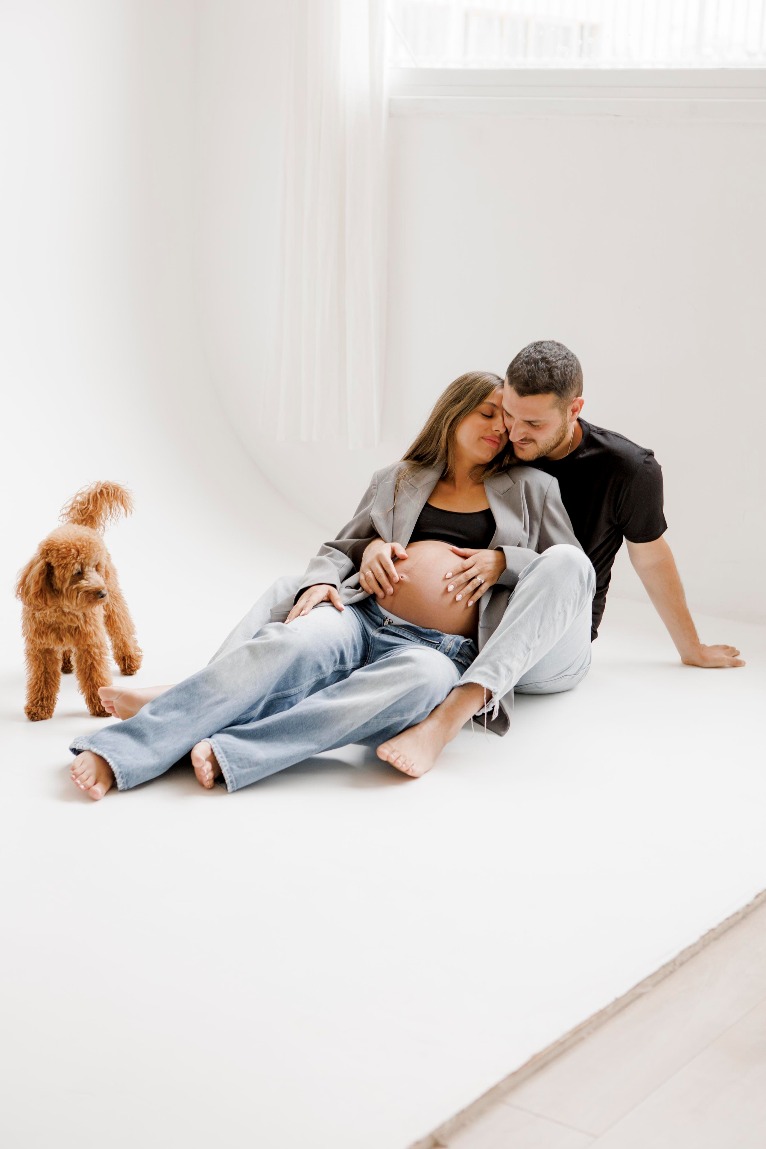 Pregnancy photoshoot inside the White studio. Главная