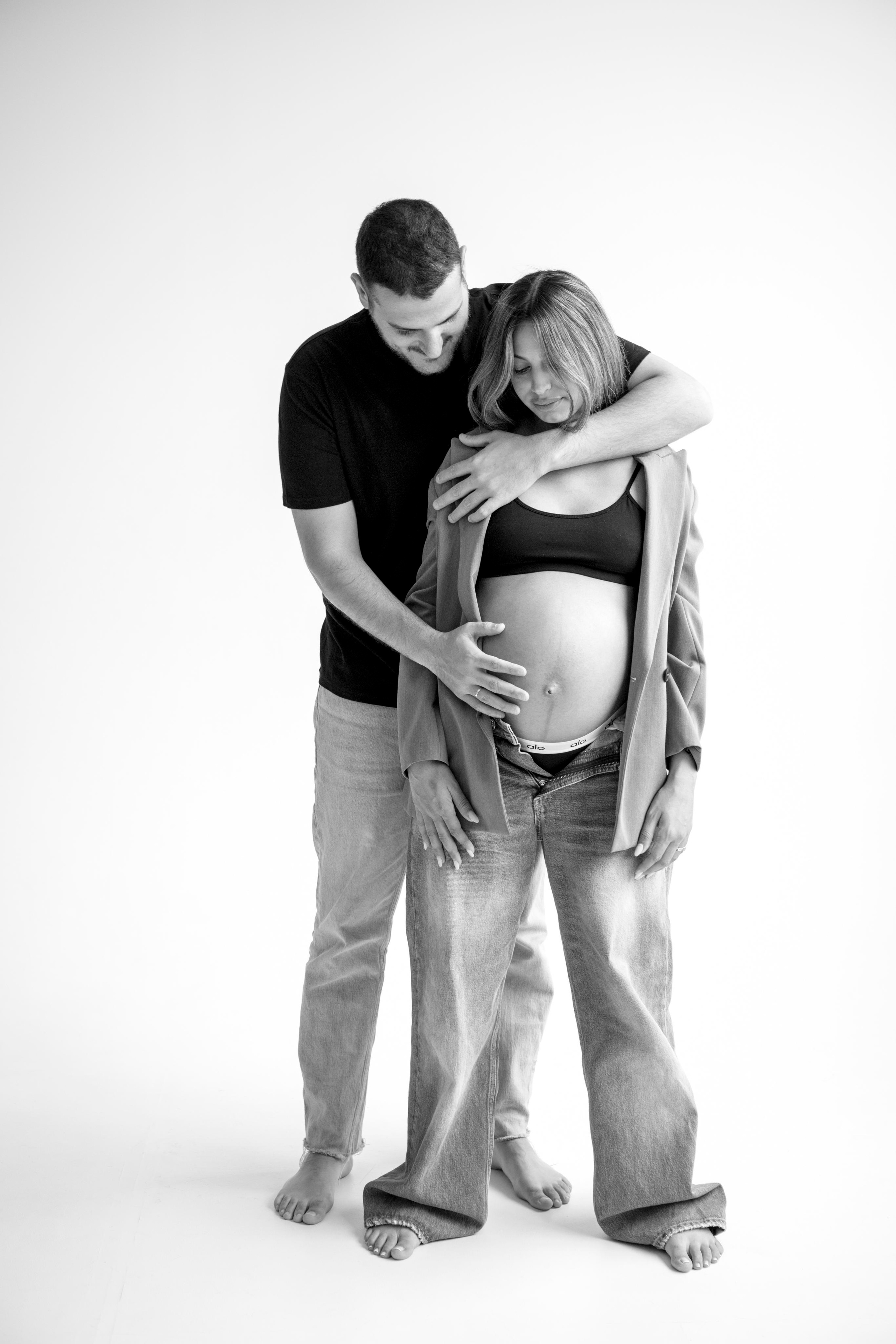 Pregnancy photoshoot inside the White studio. Главная