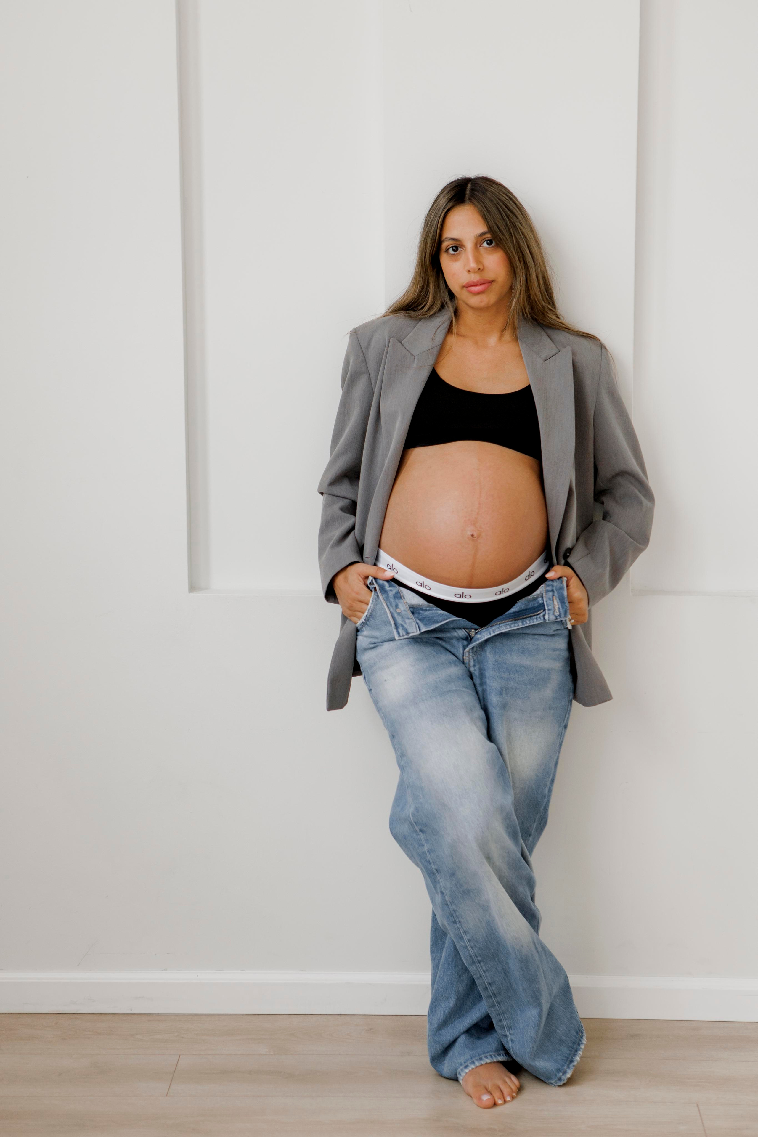 Pregnancy photoshoot inside the White studio. Главная