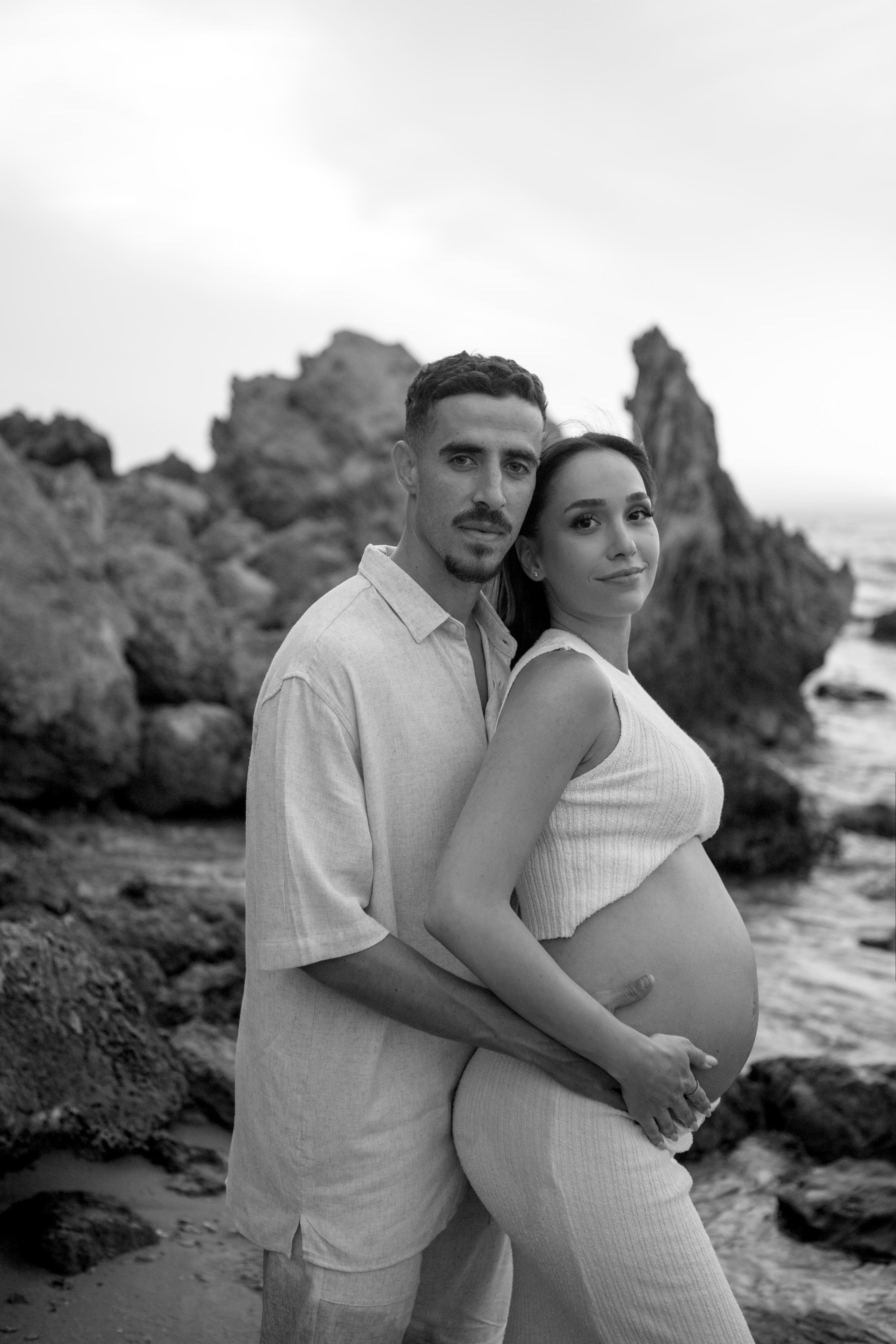 Pregnancy photoshoot near the sea. Главная