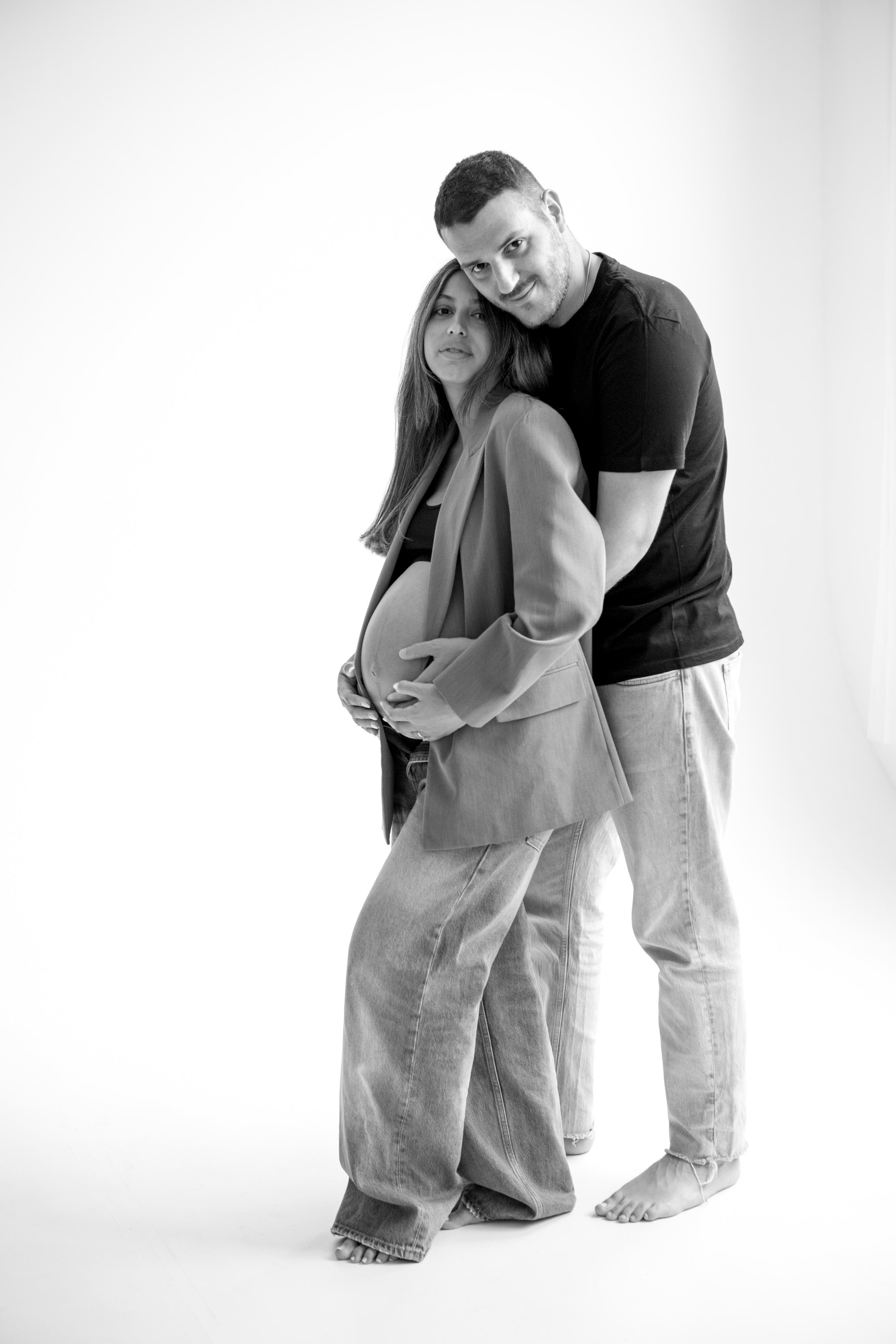 Pregnancy photoshoot inside the White studio. Главная