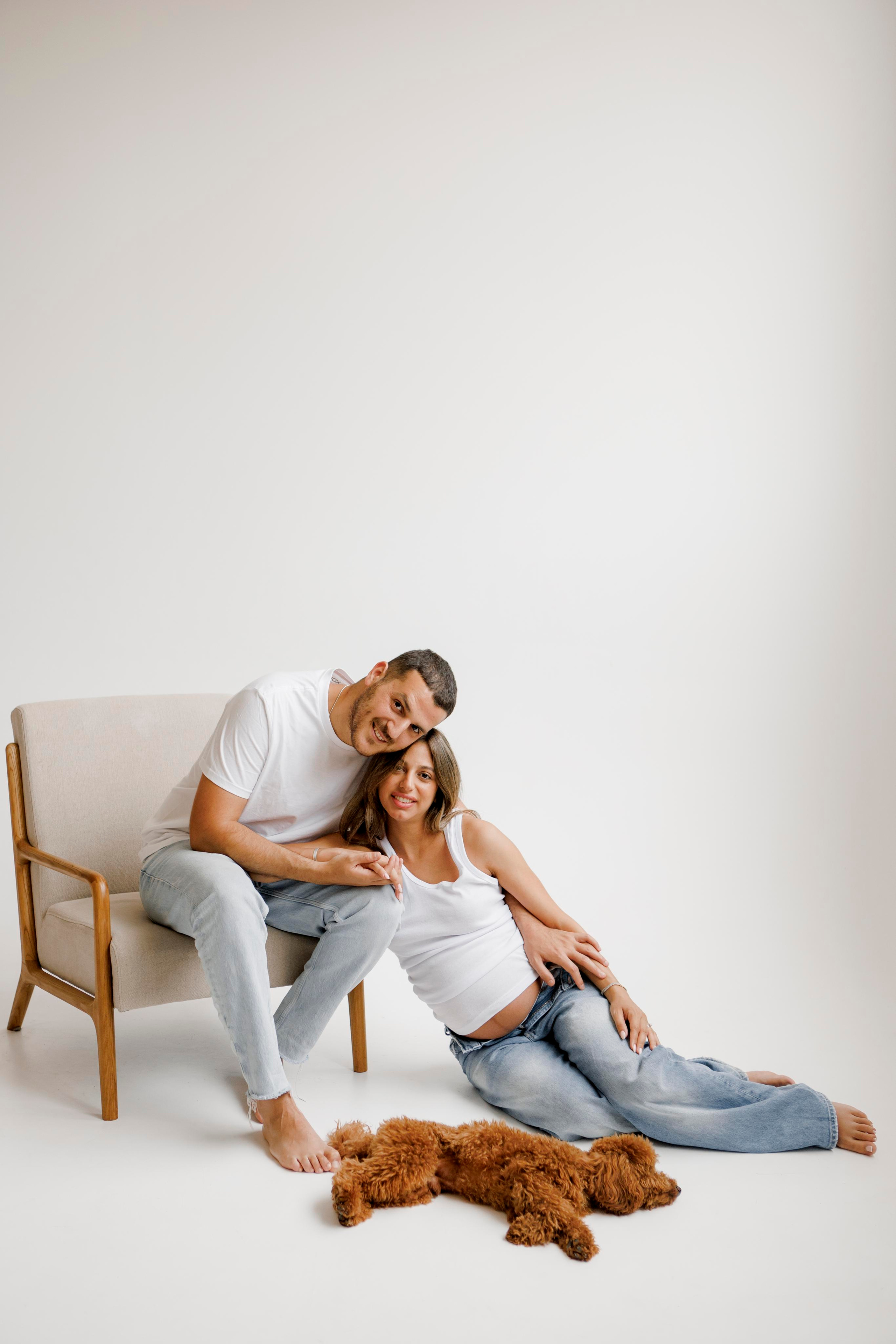 Pregnancy photoshoot inside the White studio. Главная