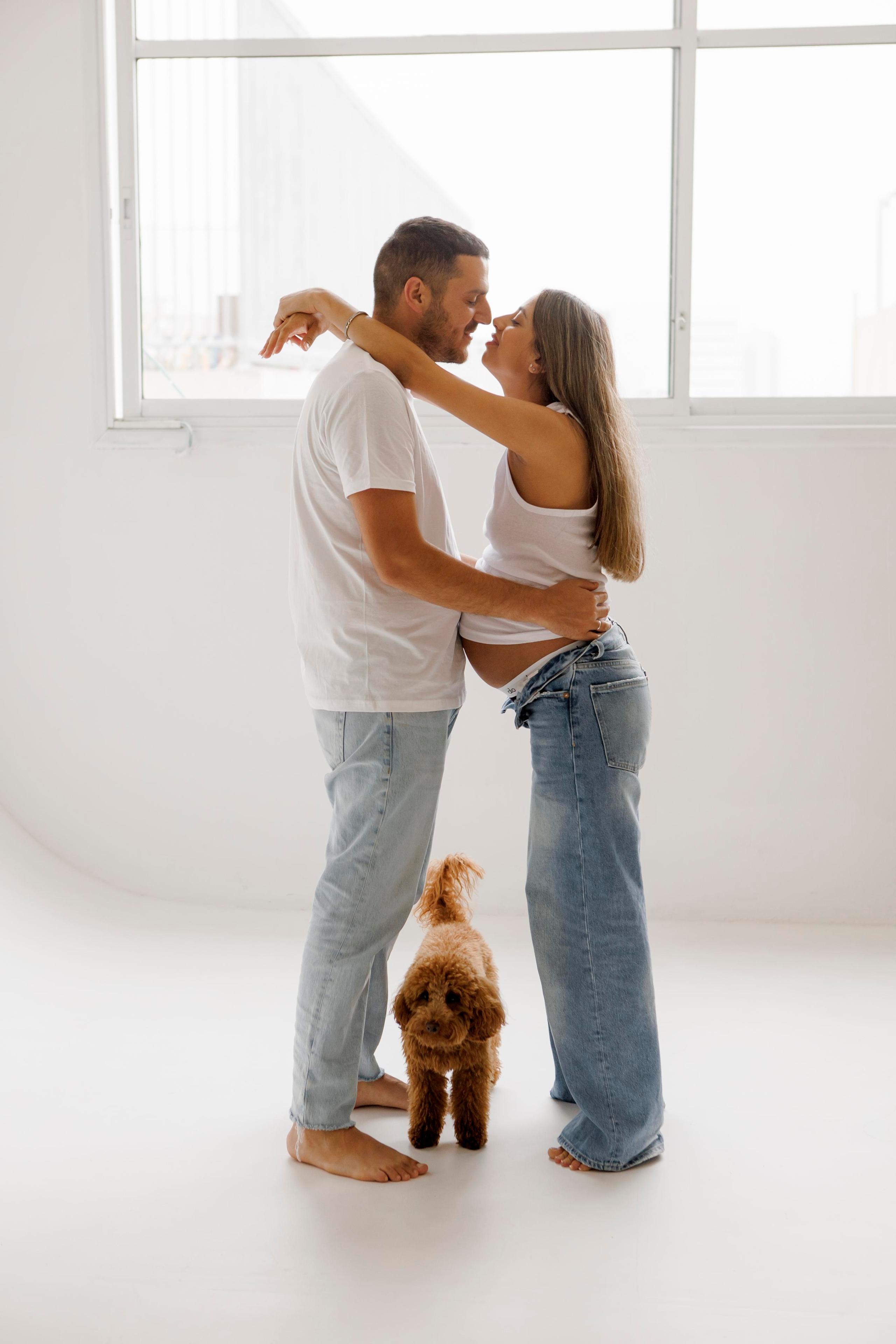 Pregnancy photoshoot inside the White studio. Главная