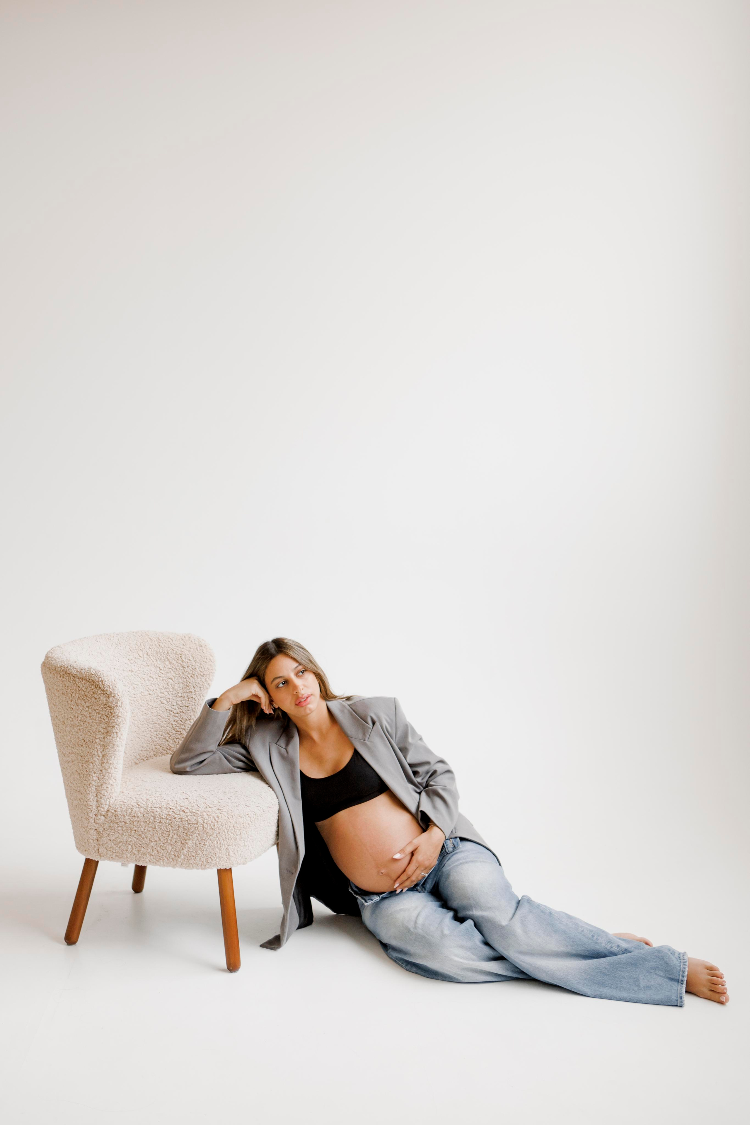 Pregnancy photoshoot inside the White studio. Главная