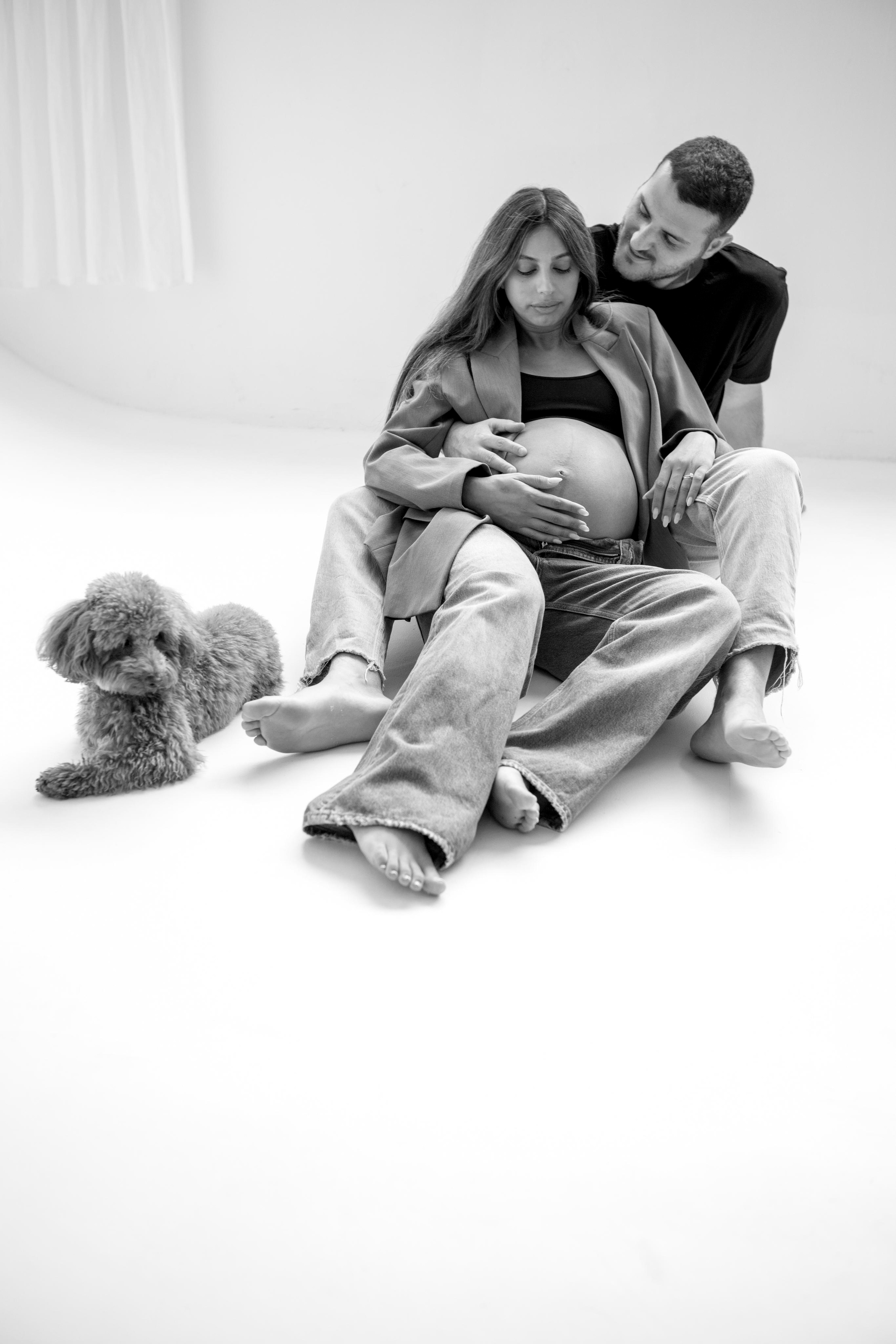 Pregnancy photoshoot inside the White studio. Главная