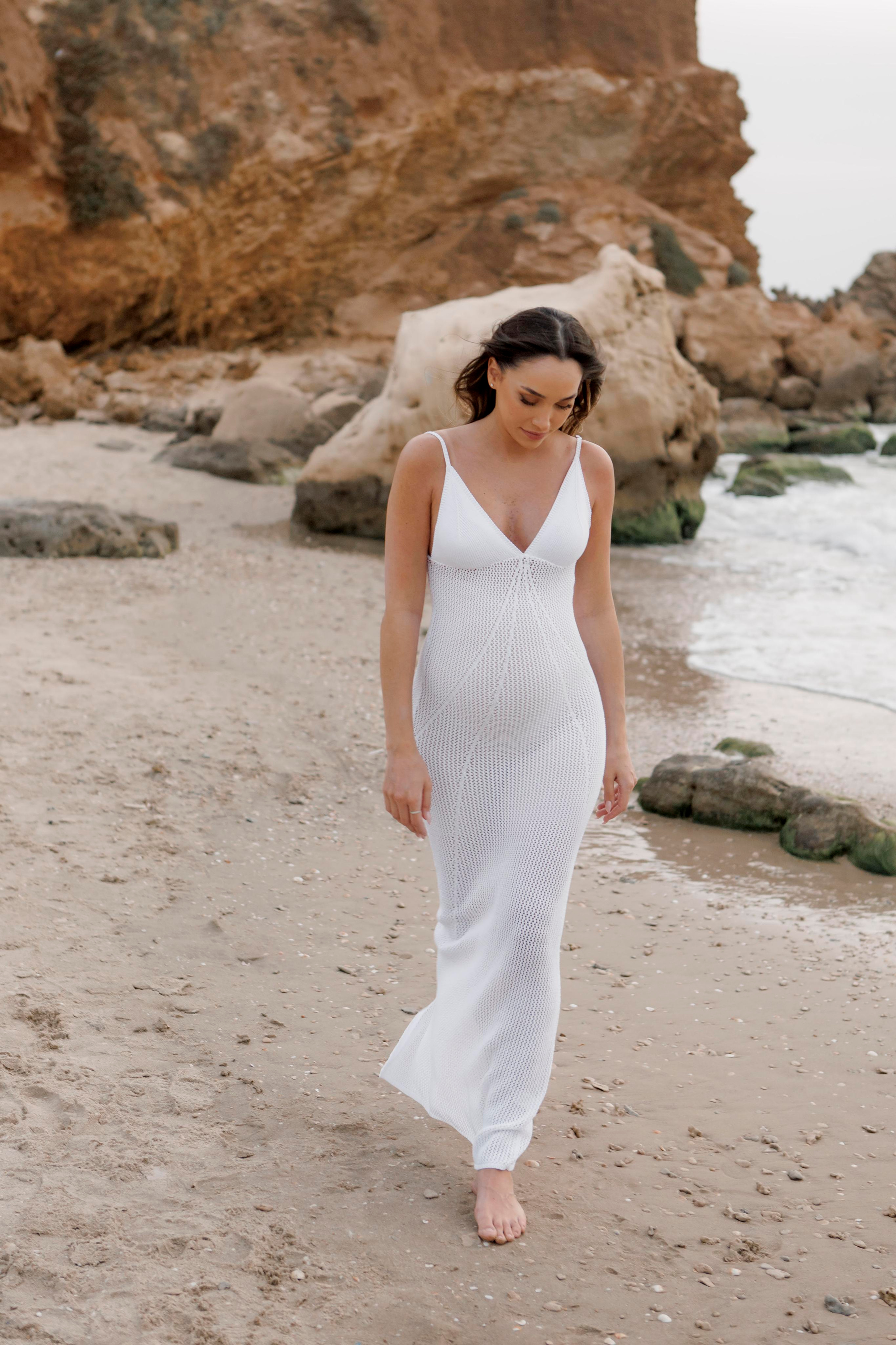Pregnancy photoshoot near the sea. Главная