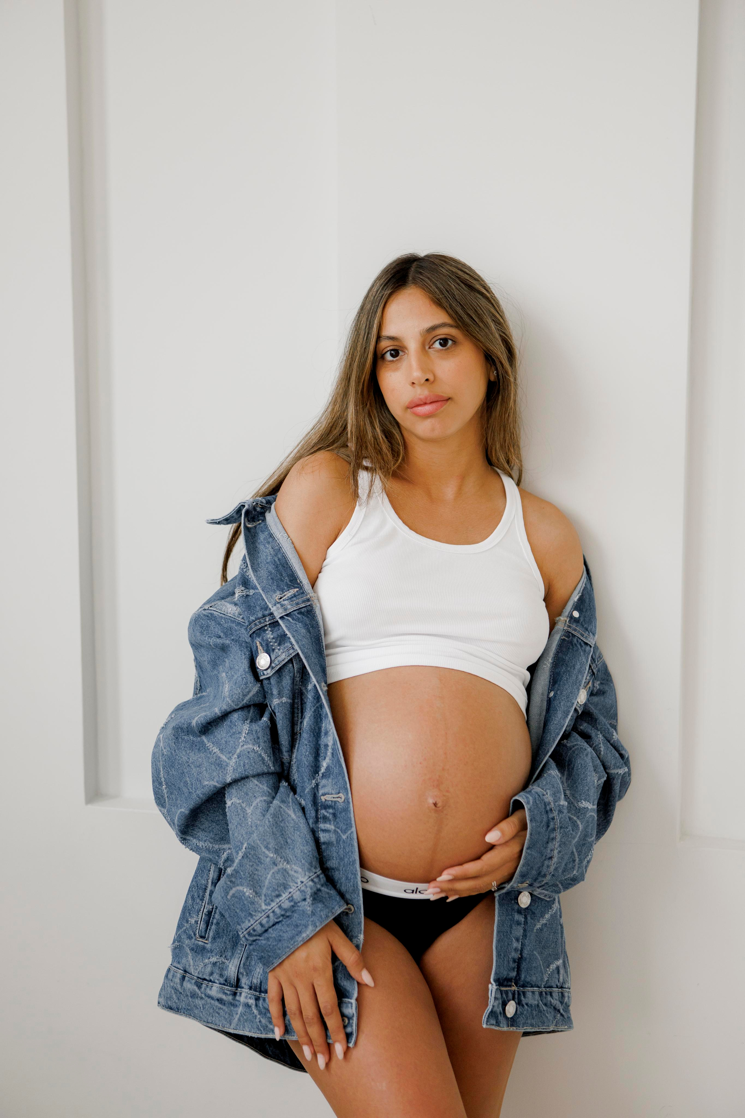 Pregnancy photoshoot inside the White studio. Главная