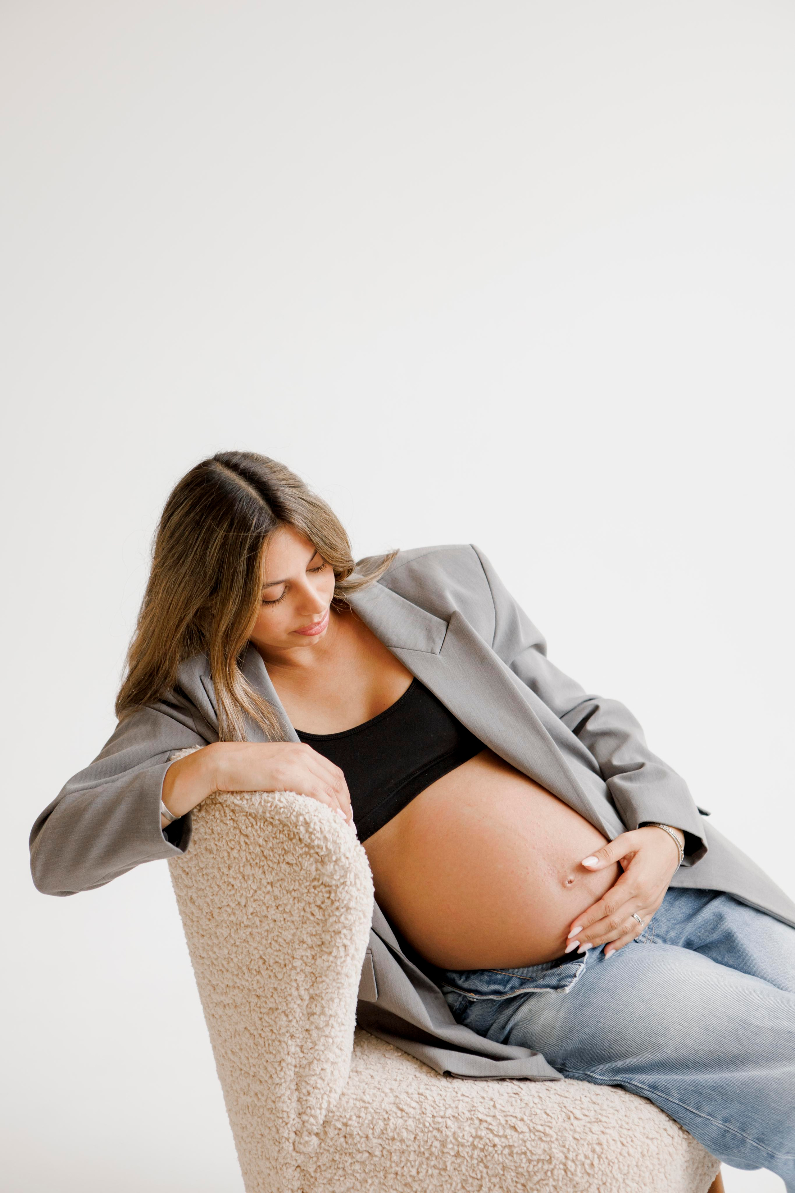 Pregnancy photoshoot inside the White studio. Главная