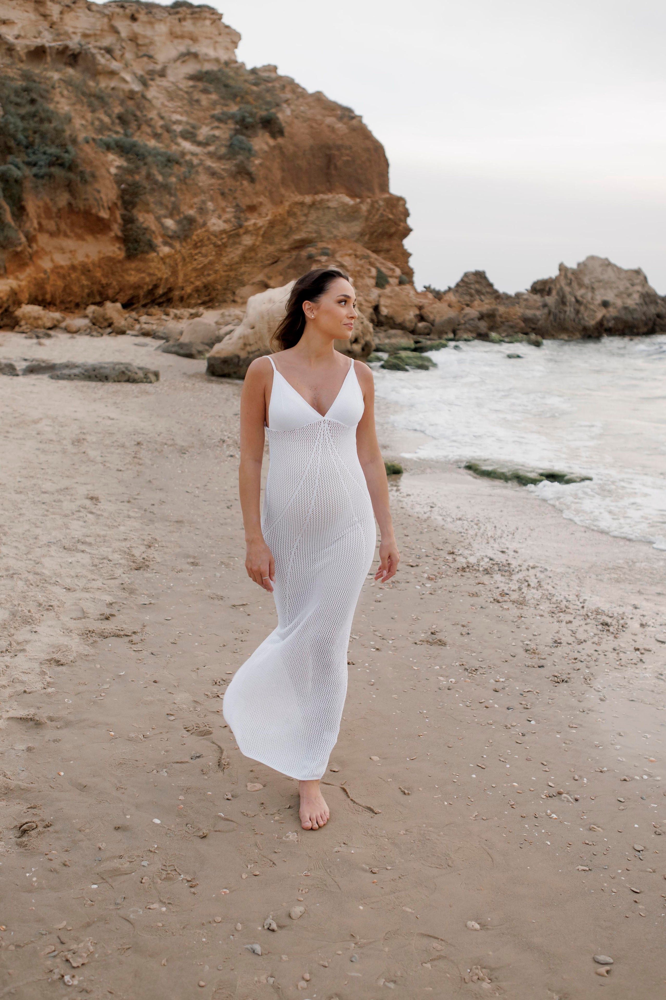 Pregnancy photoshoot near the sea. Главная