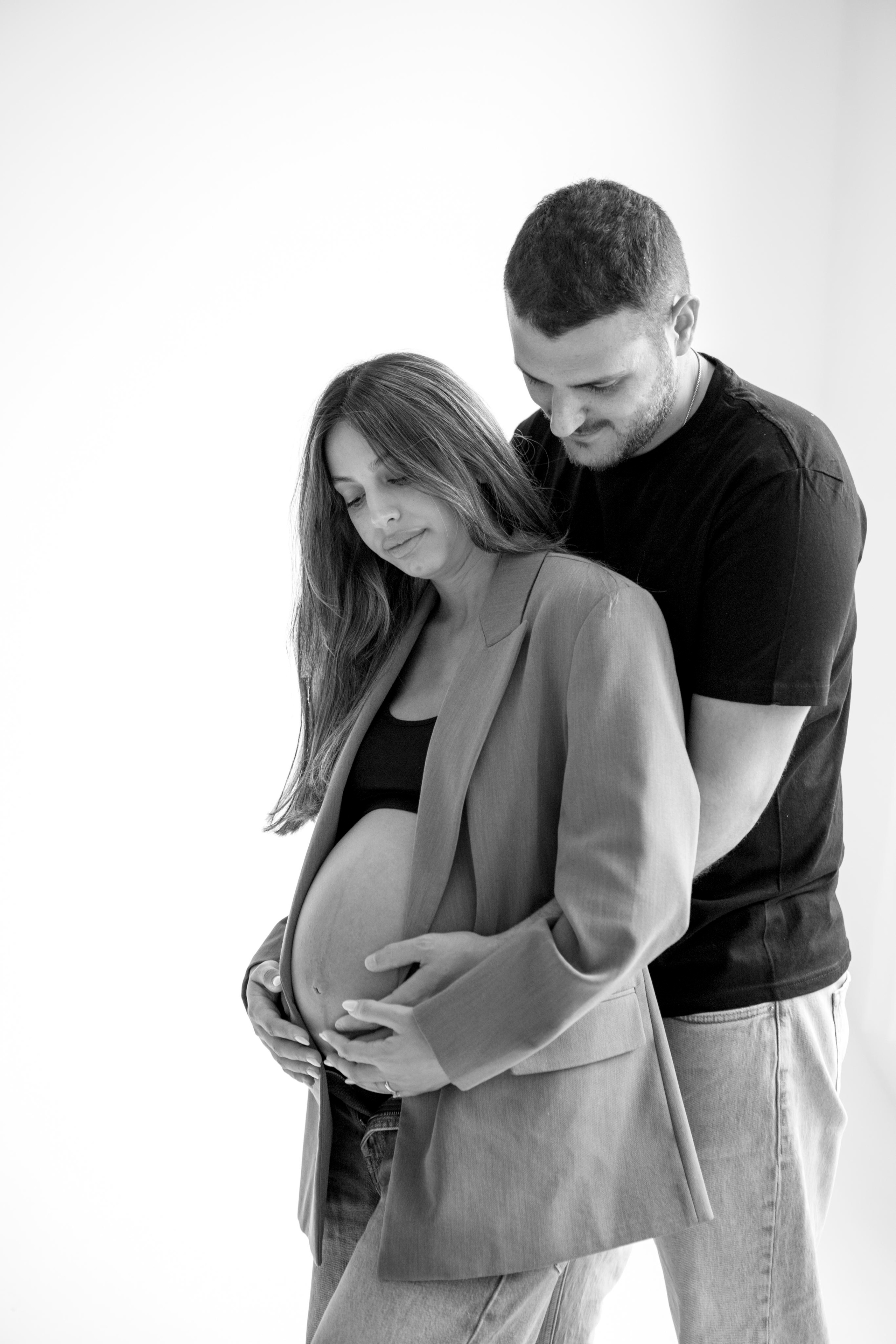 Pregnancy photoshoot inside the White studio. Главная