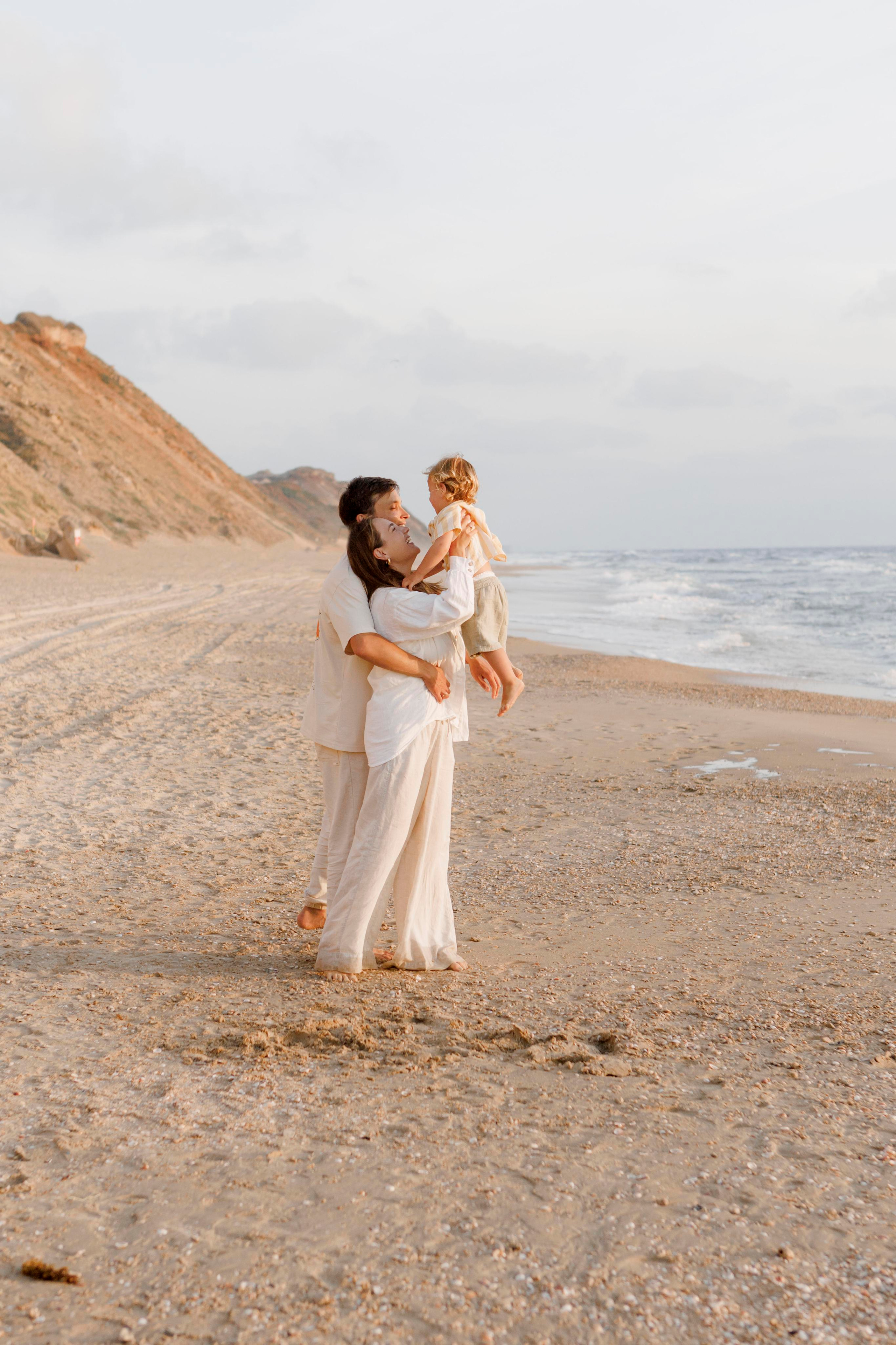Family photoshoot near the sea (sunset). Главная