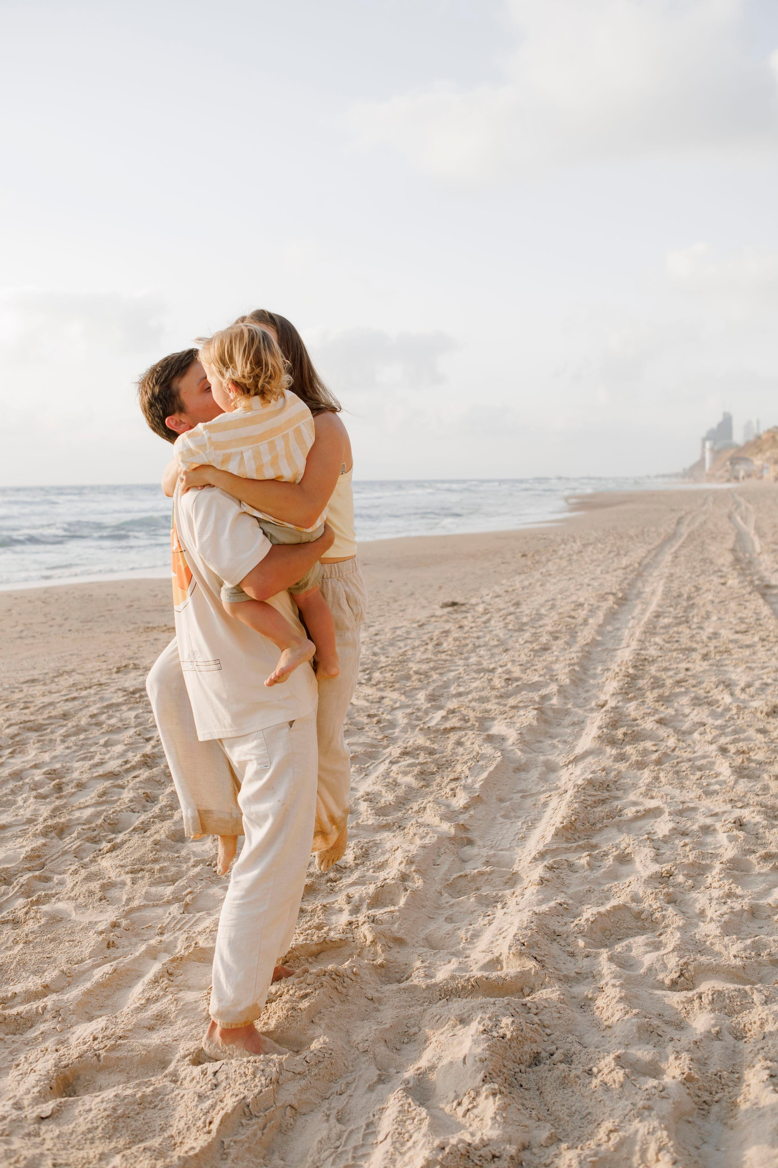 Family photoshoot near the sea (sunset). Главная