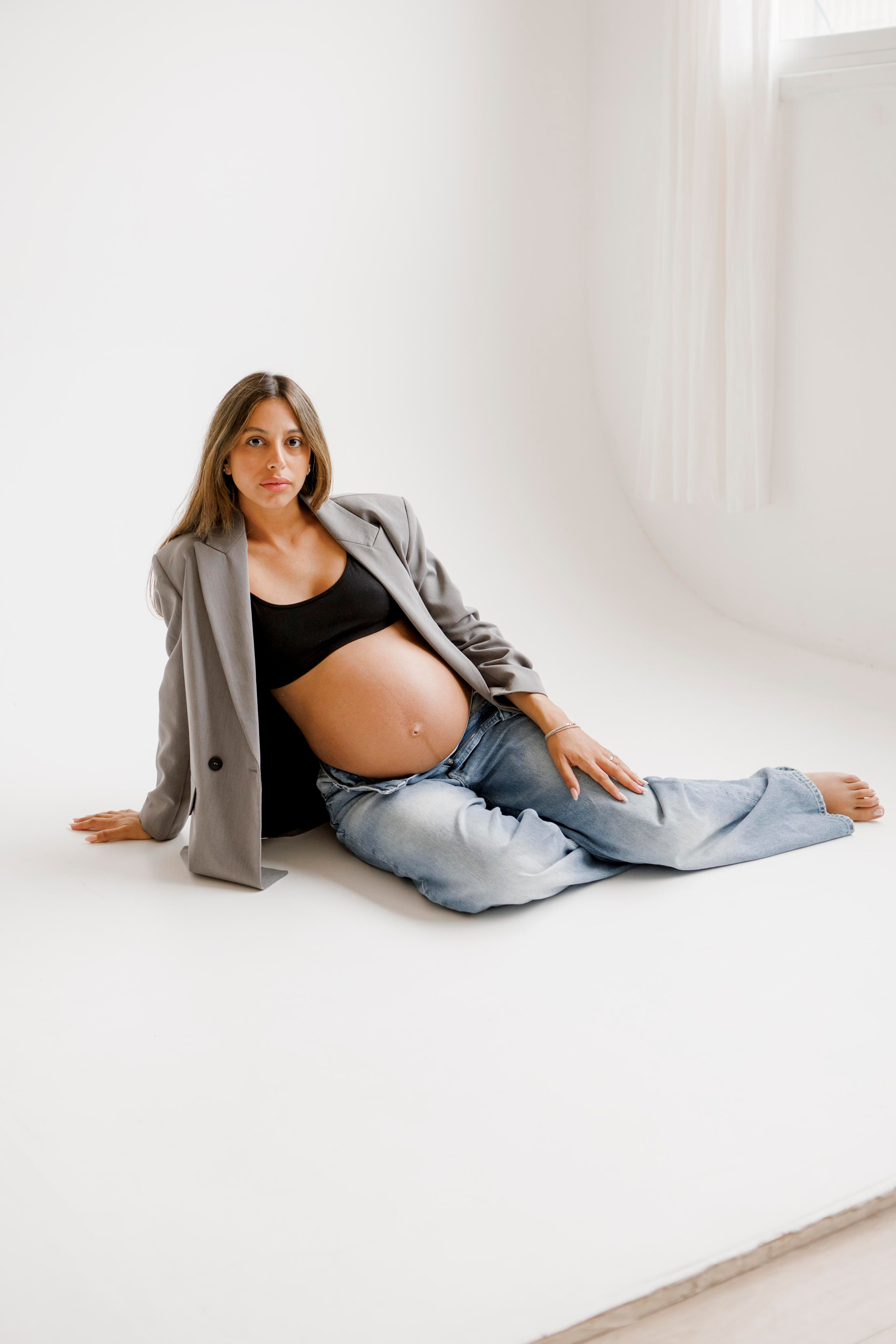 Pregnancy photoshoot inside the White studio. Главная