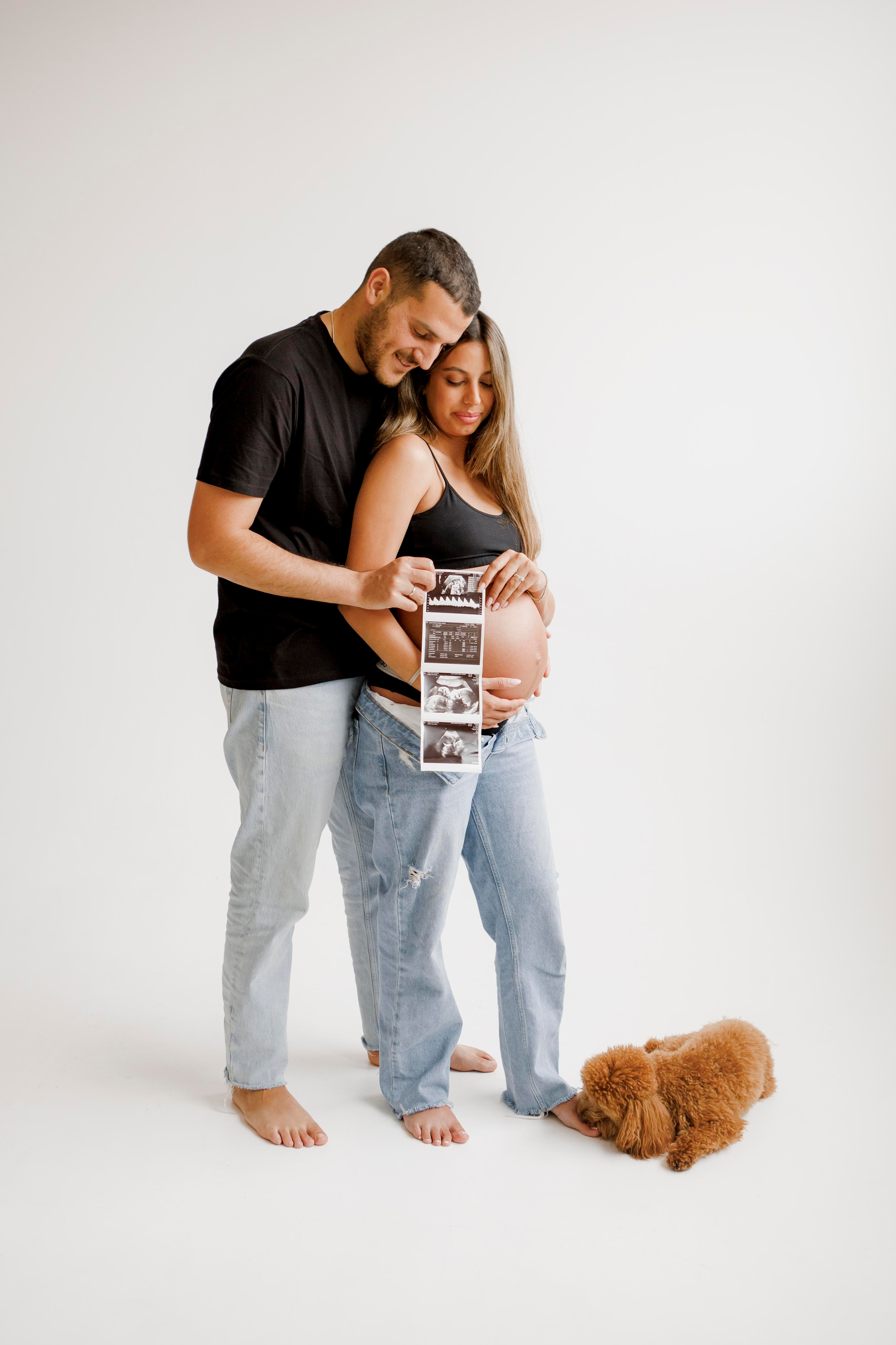 Pregnancy photoshoot inside the White studio. Главная