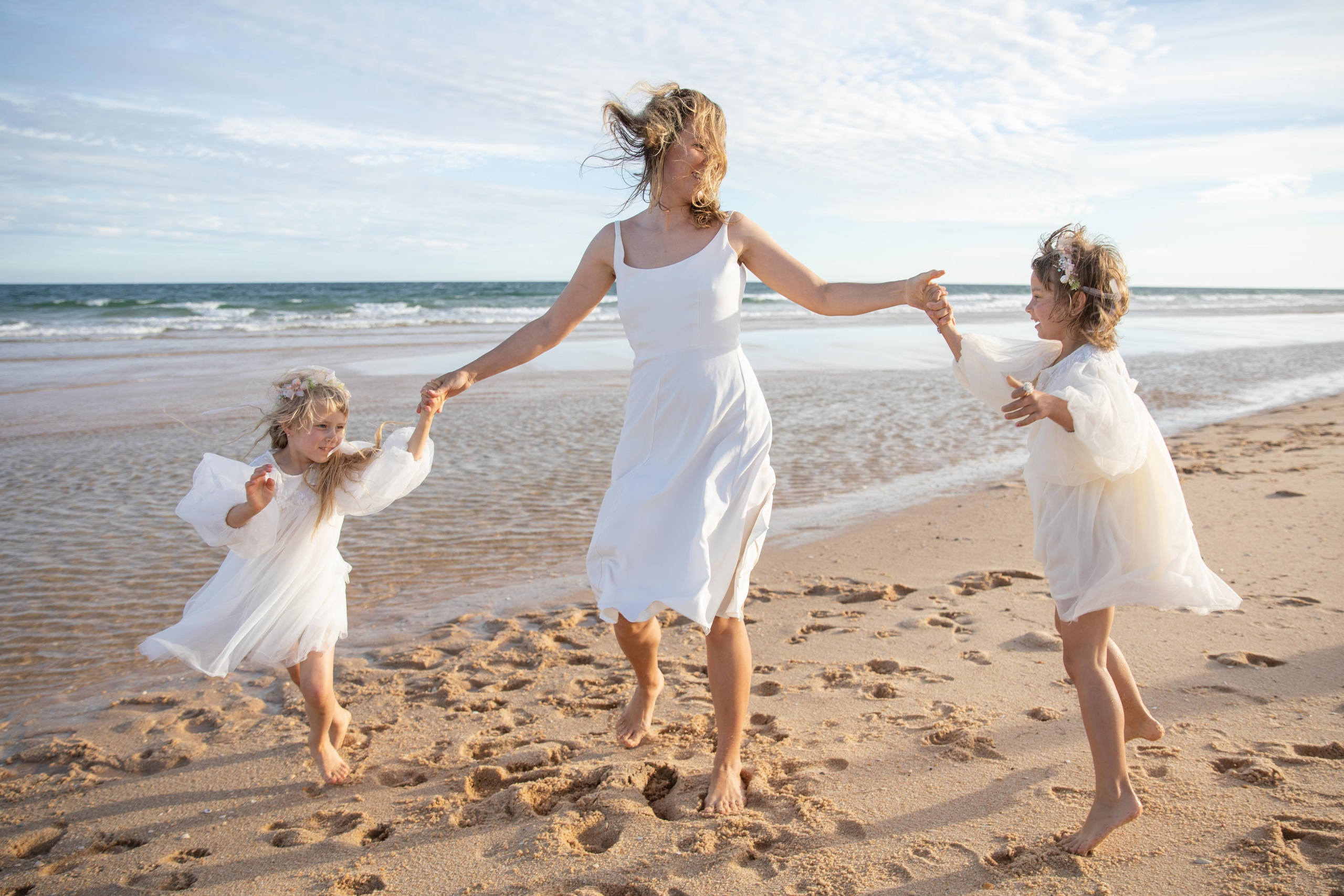 Family on the ocean. Professional Photographer in Portugal. Oksana Lomnova
