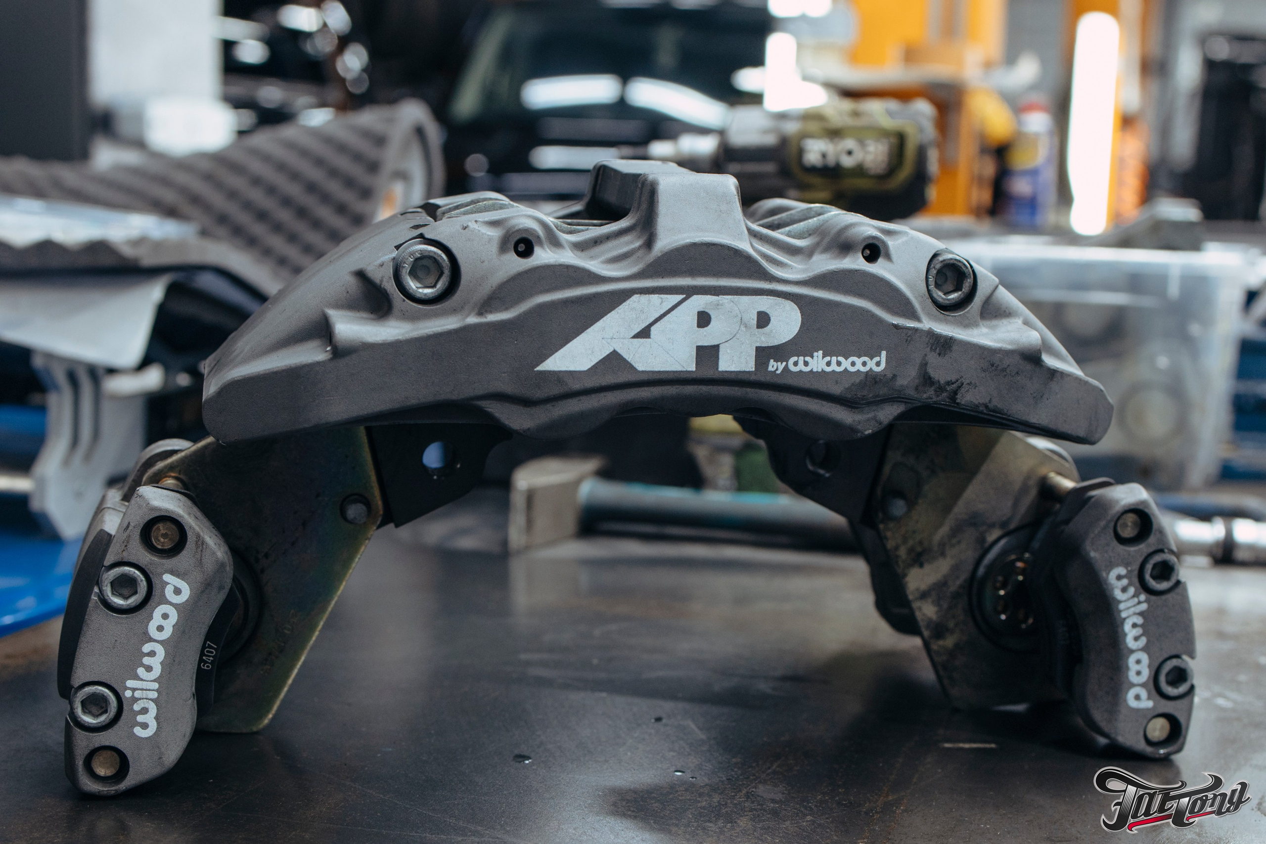 Суппорта Wilwood окрас в красный с нанесением логотипа. DeLorein