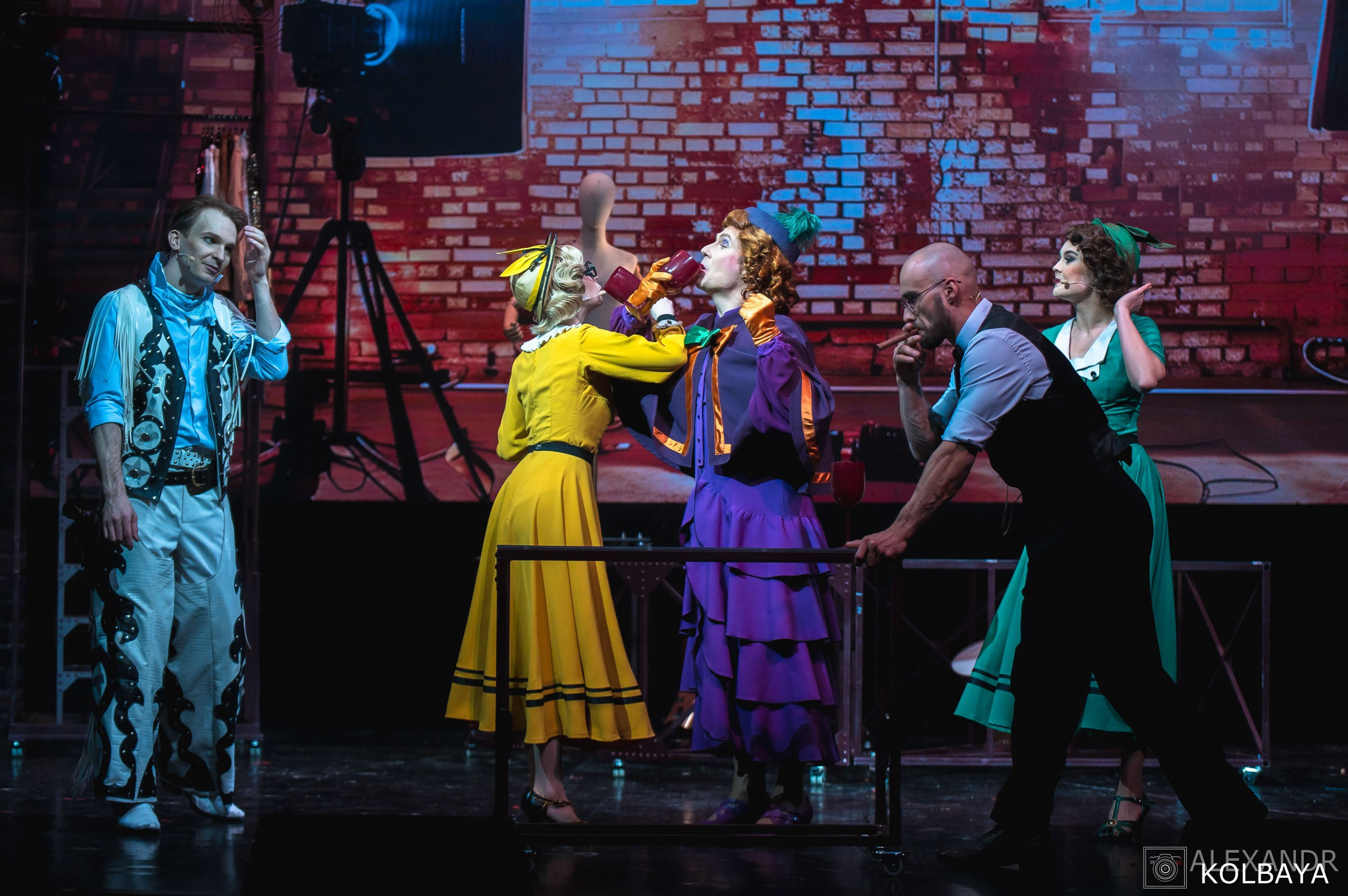 Фотографии со спектакля «Привет, я тетя Чарли». Концертный и театральный репортажный фотограф в Москве Александр Колбая