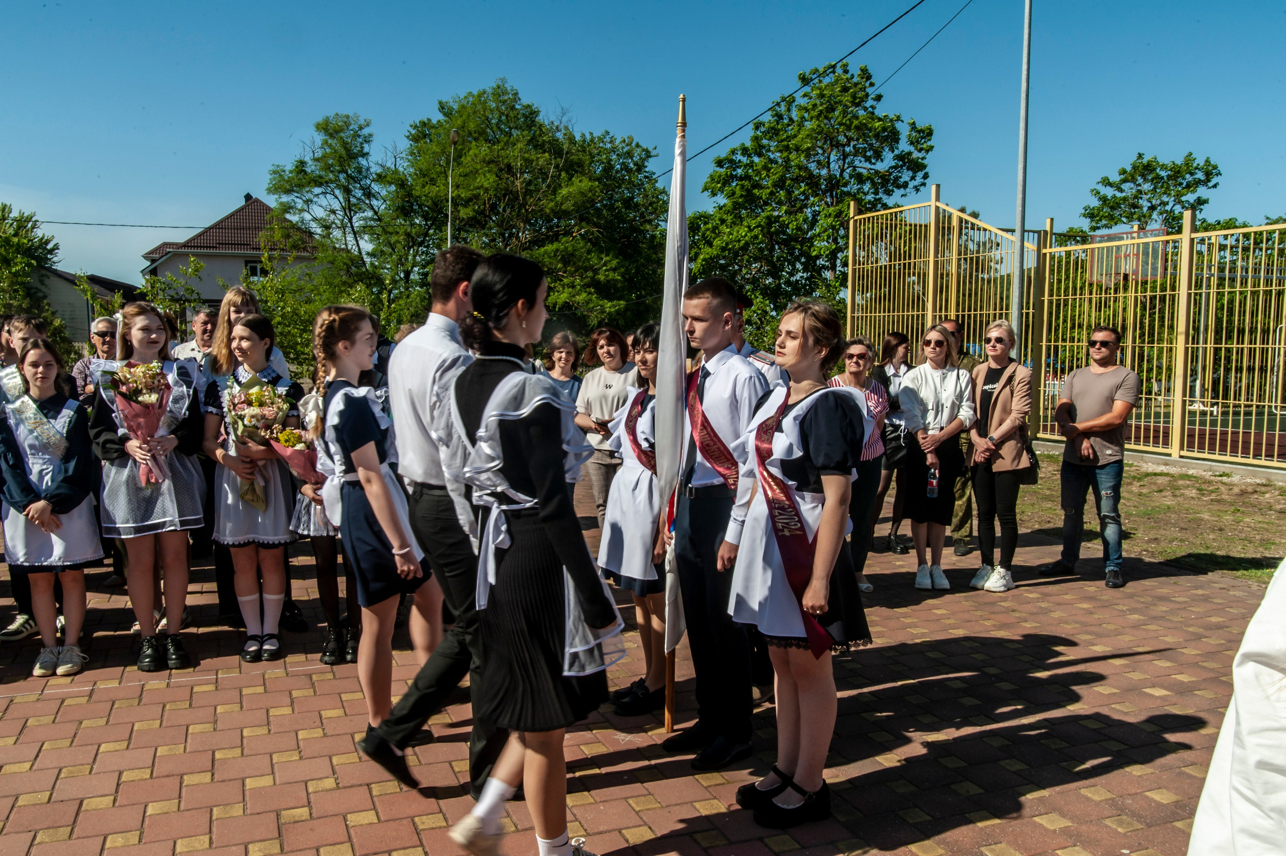 Последний Звонок МАОУ СОШ № 17 им. Эдуарда Есаяна — Архипо-Осиповка. Свадебный и семейный фотограф Денис Лукьянов в Краснодаре, Краснодарском крае и Республике Крым