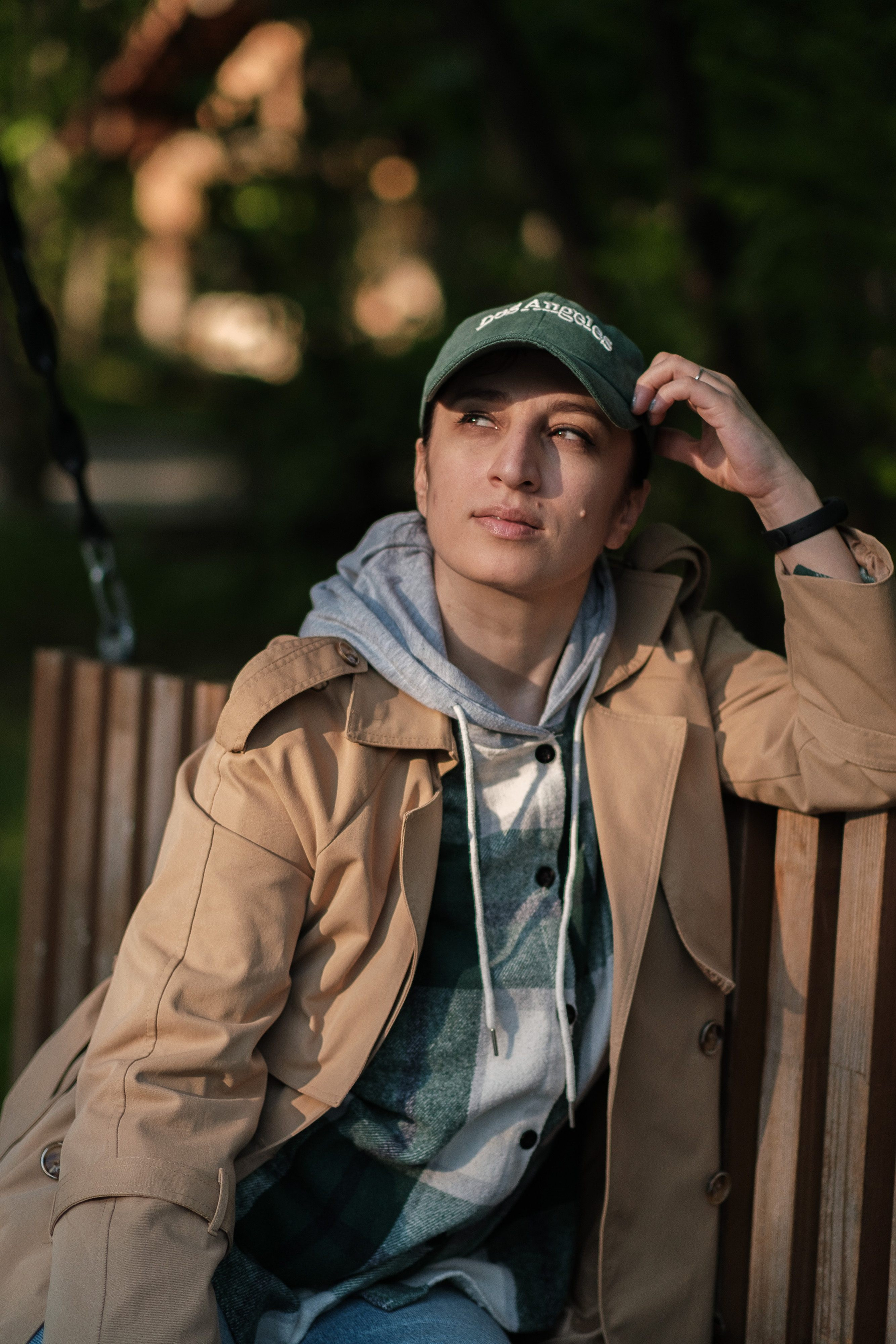 Зита Легоева фотосессия в Сокольниках, на старой скамйке