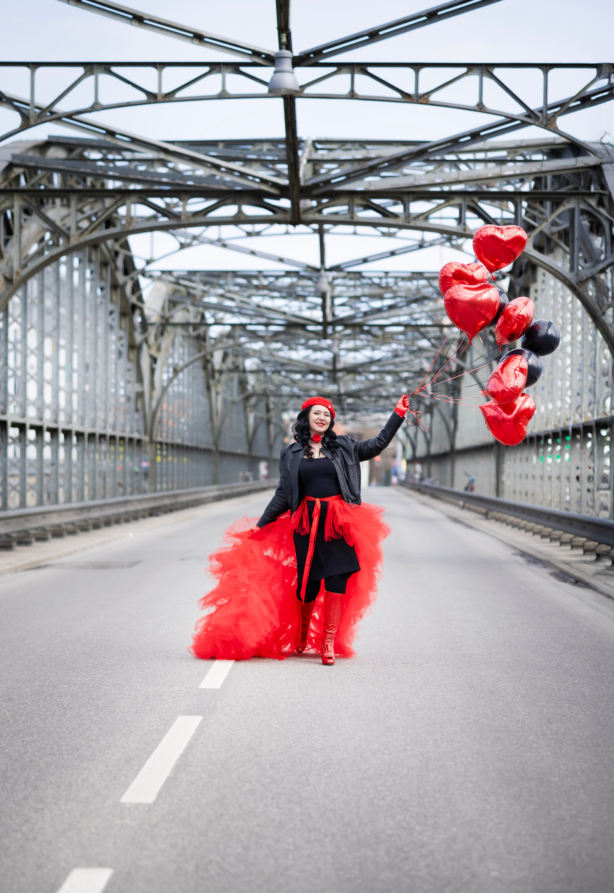 Balloons and red skirt. Photographer in Munich
