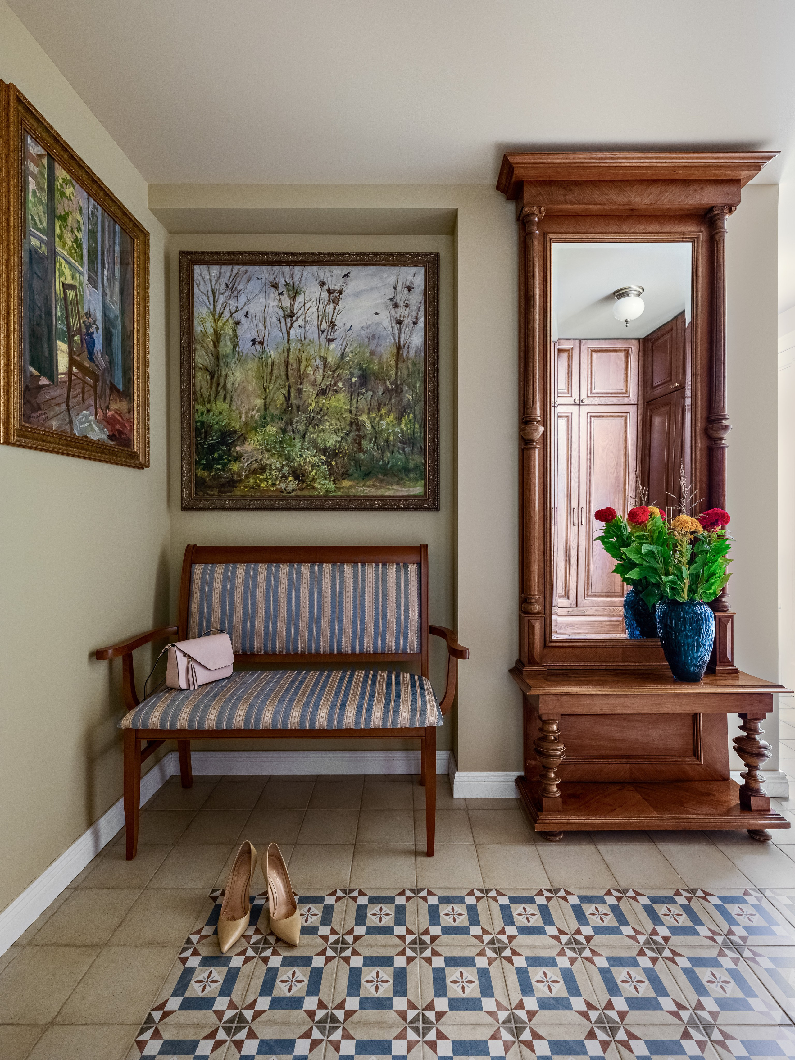 Просторная прихожая с деревянным зеркалом, голубой скамьей с полосатой обивкой, настенной живописью и декоративной плиткой на полу; интерьер, созданный дизайнерами Юлией Капункиной и Альбиной Терещенко, стилистикой Алины Нелень, фото Сергея Денисенко.