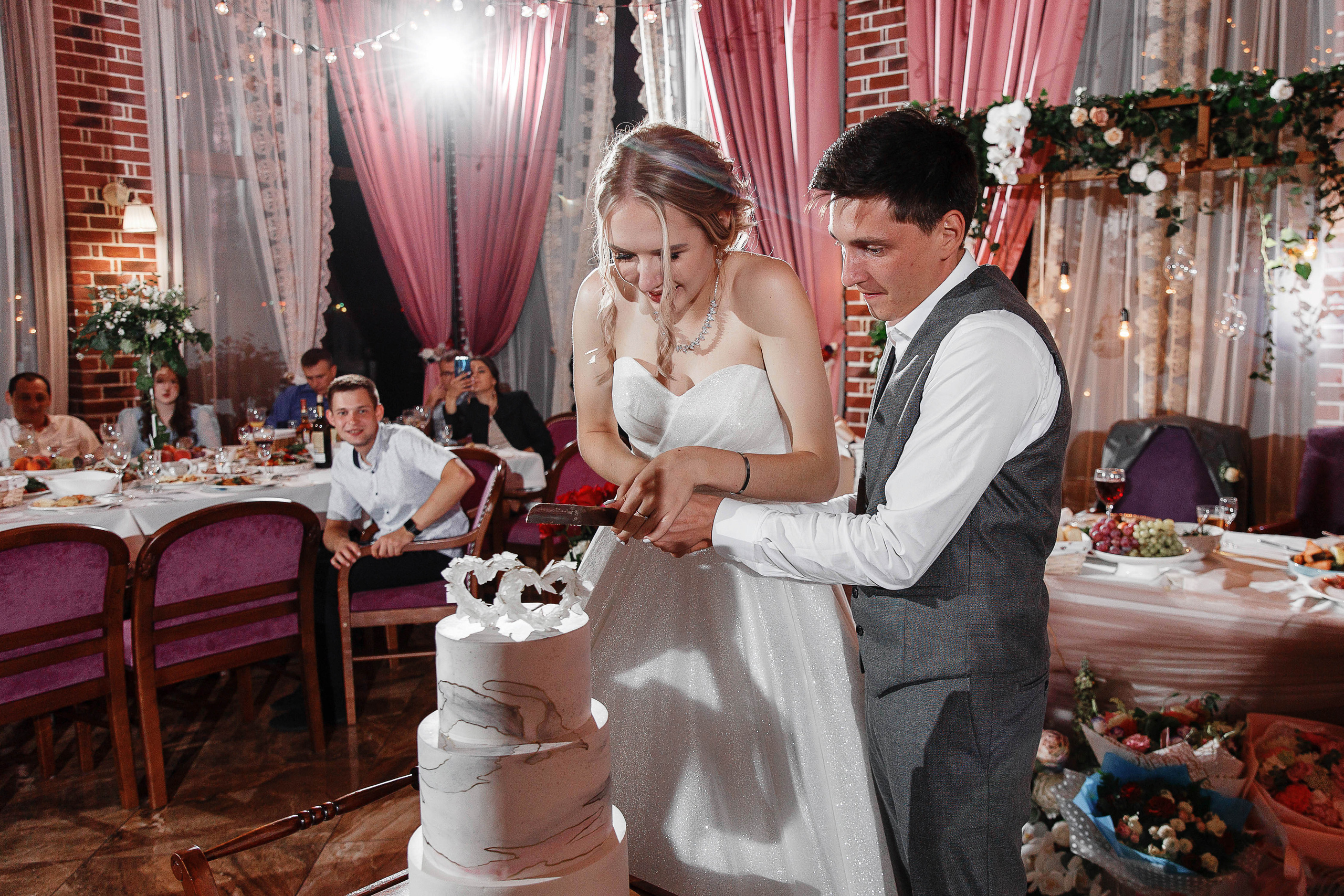 Свадебная фотосессия в ресторане Бэрэчэт г. Майкоп. Дмитрий Шевченко свадебное фото в г. Краснодар — Армавир — Лабинск