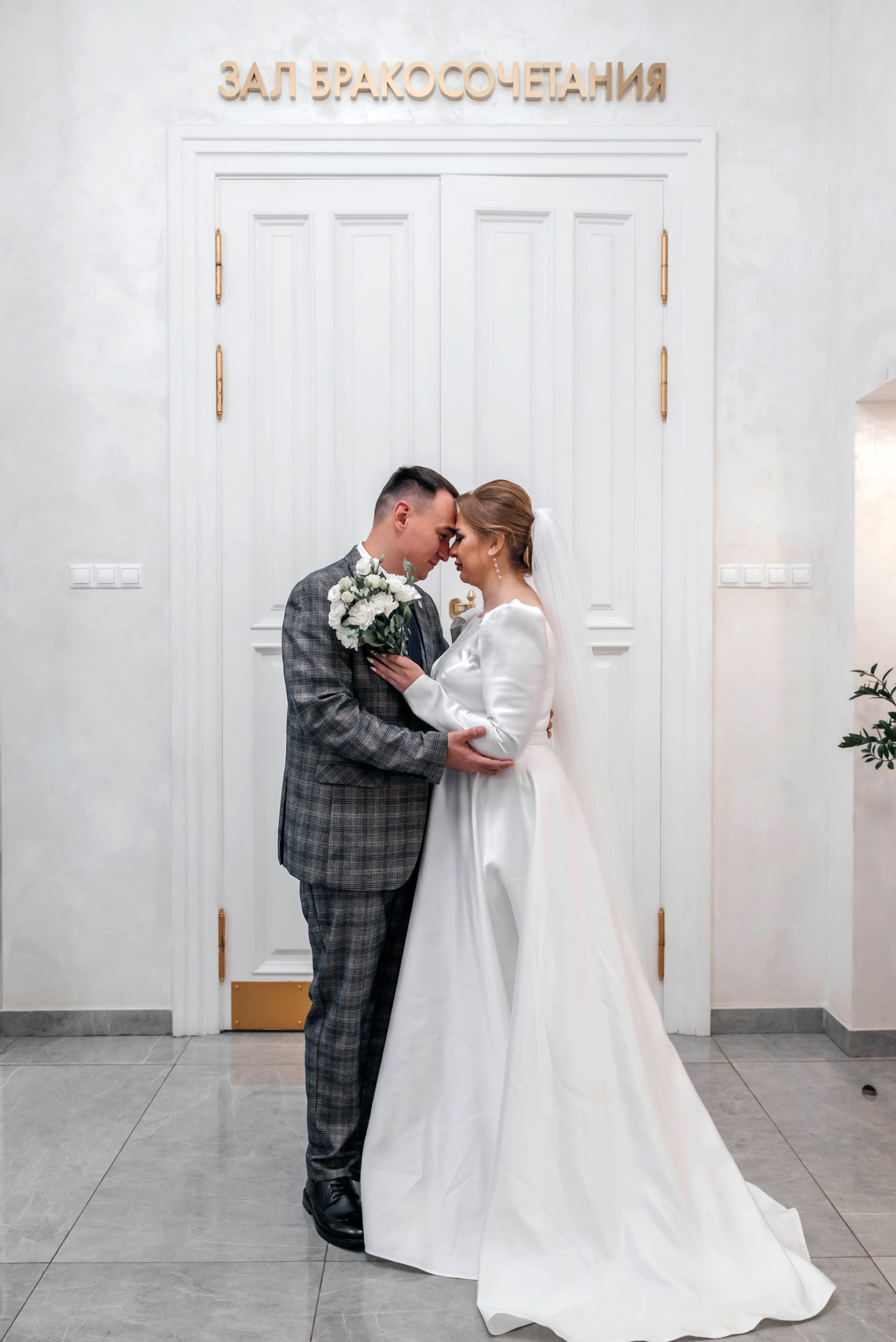 Кутузовский загс. Юлия и Максим. Свадебный фотограф в Сергиевом Посаде недорого Ольга Гузанова