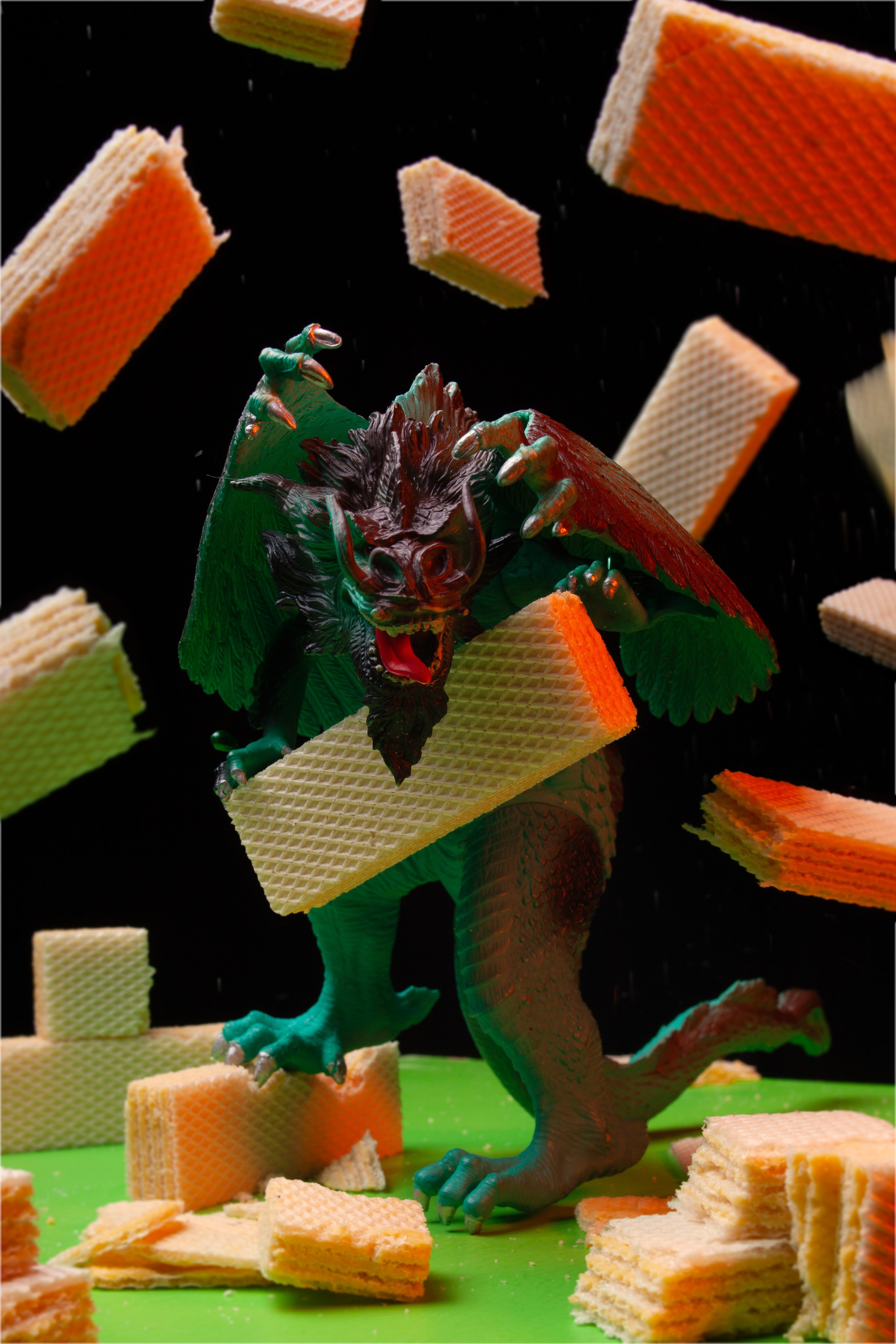 грозный зеленый дракон борется за вафли со сгущенкой 