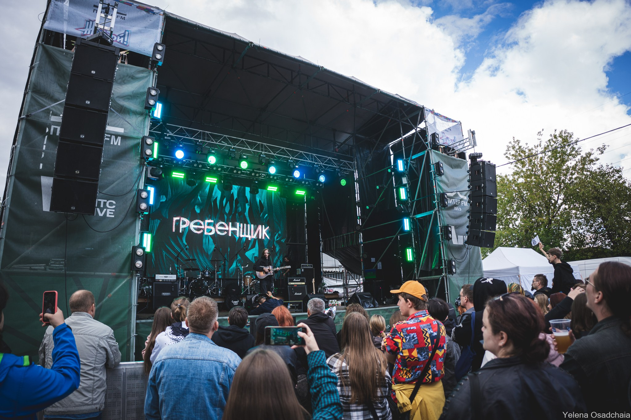 Живой 2025 — День 1. Елена Осадчая — фотографирую музыку на сцене и в жизни