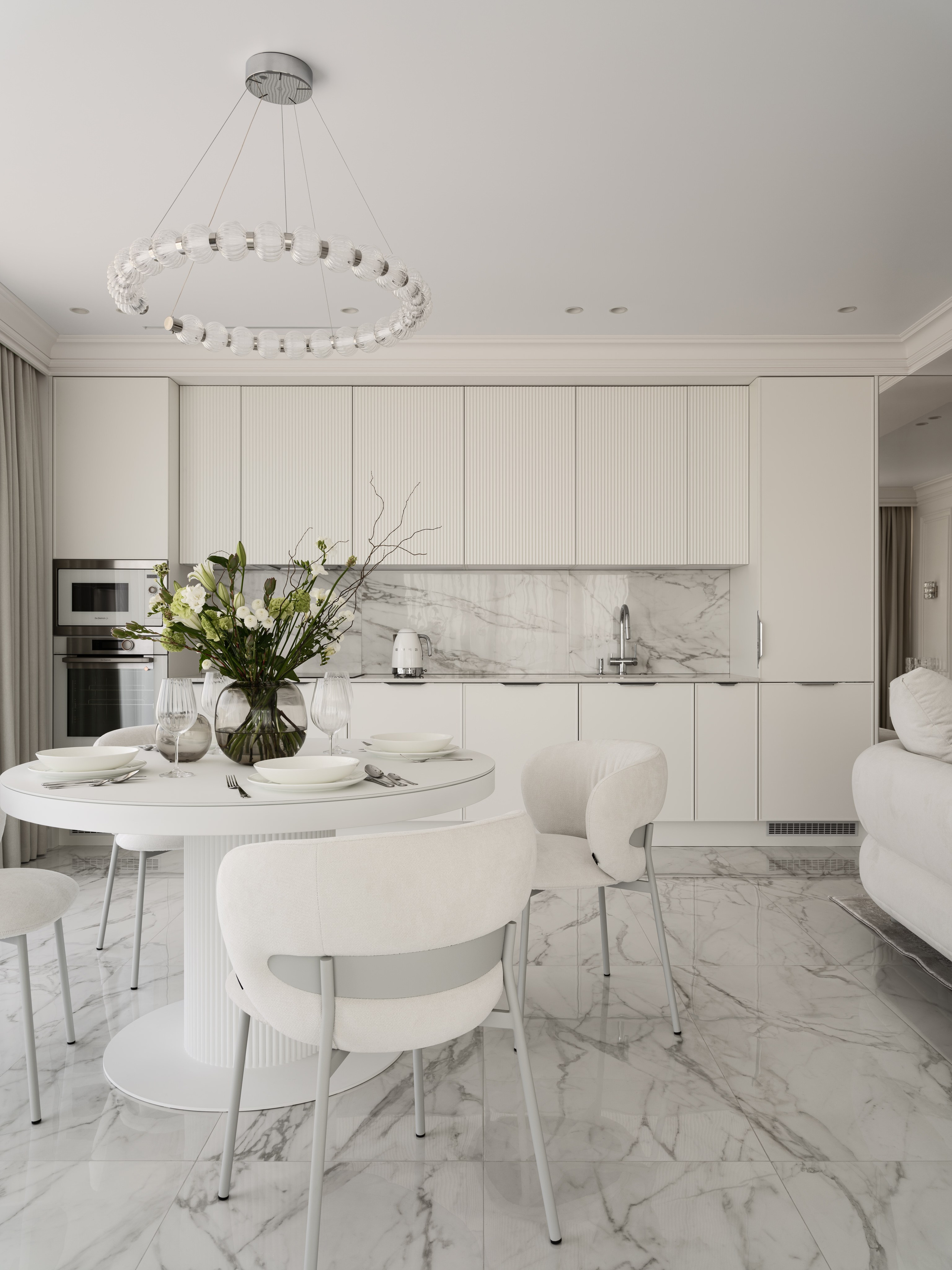 Интерьер кухни-гостиной в светлых оттенках с круглым столом, бархатными стульями и мраморным полом, акцентный подвесной светильник и минималистичные линии фасадов — автор проекта дизайнер Алёна Боярская, стилист Наталья Якушева, фото Сергей Денисенко.