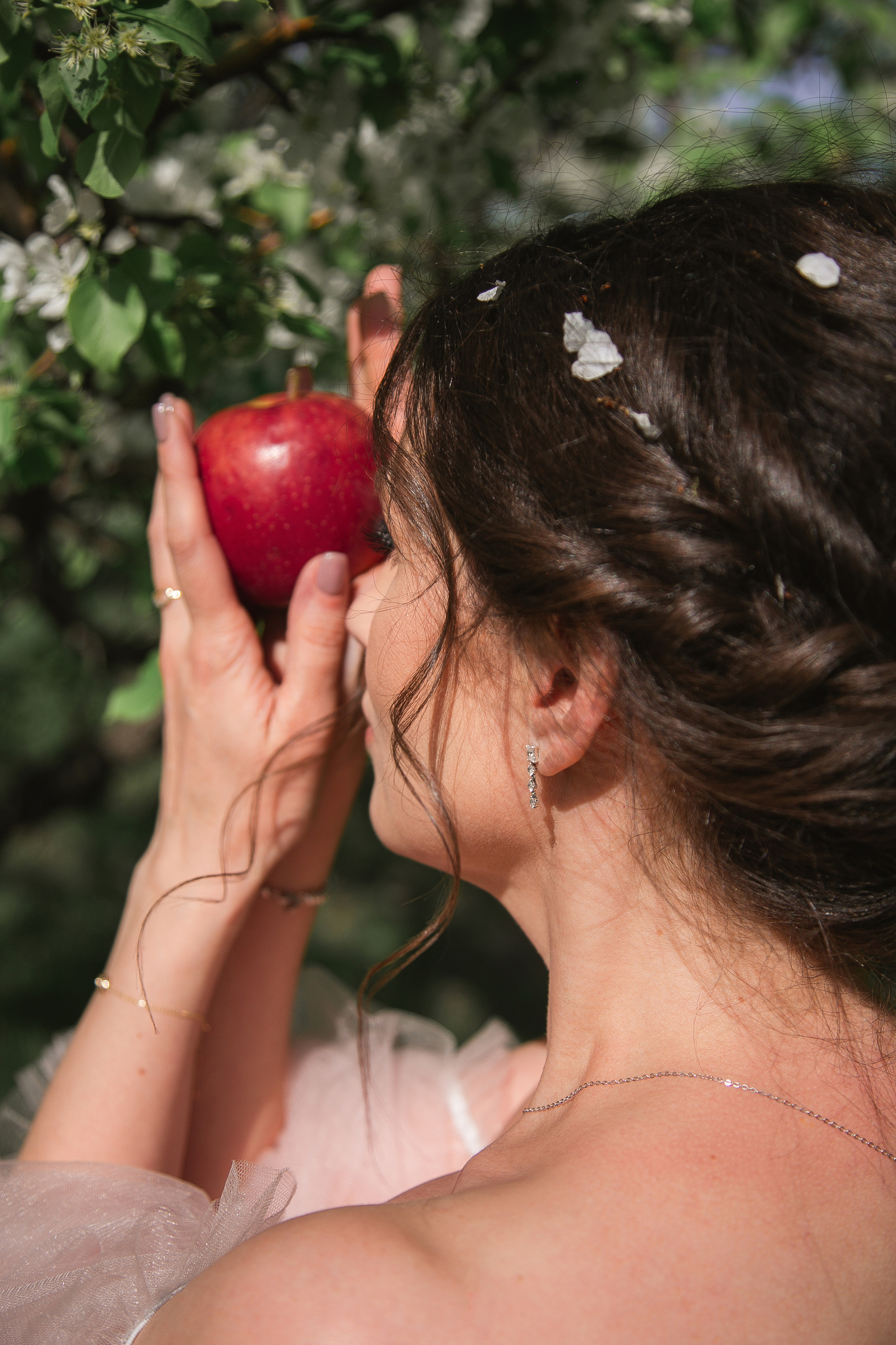 Эльвира «Пробуждение» в весеннем цветении. Женский фотограф и фототерапевт в Алмате Камиля Сабитова