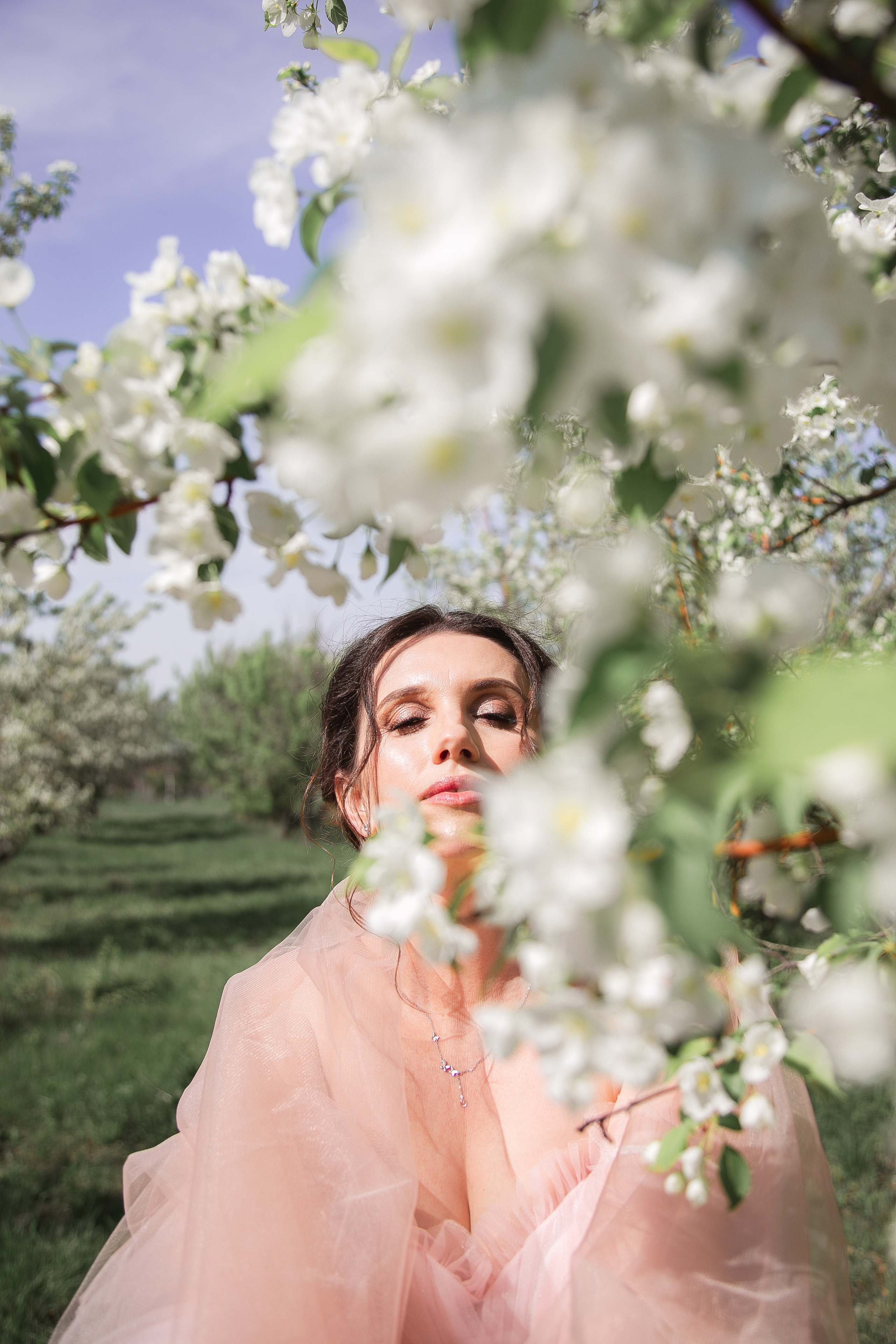 Эльвира «Пробуждение» в весеннем цветении. Женский фотограф и фототерапевт в Алмате Камиля Сабитова