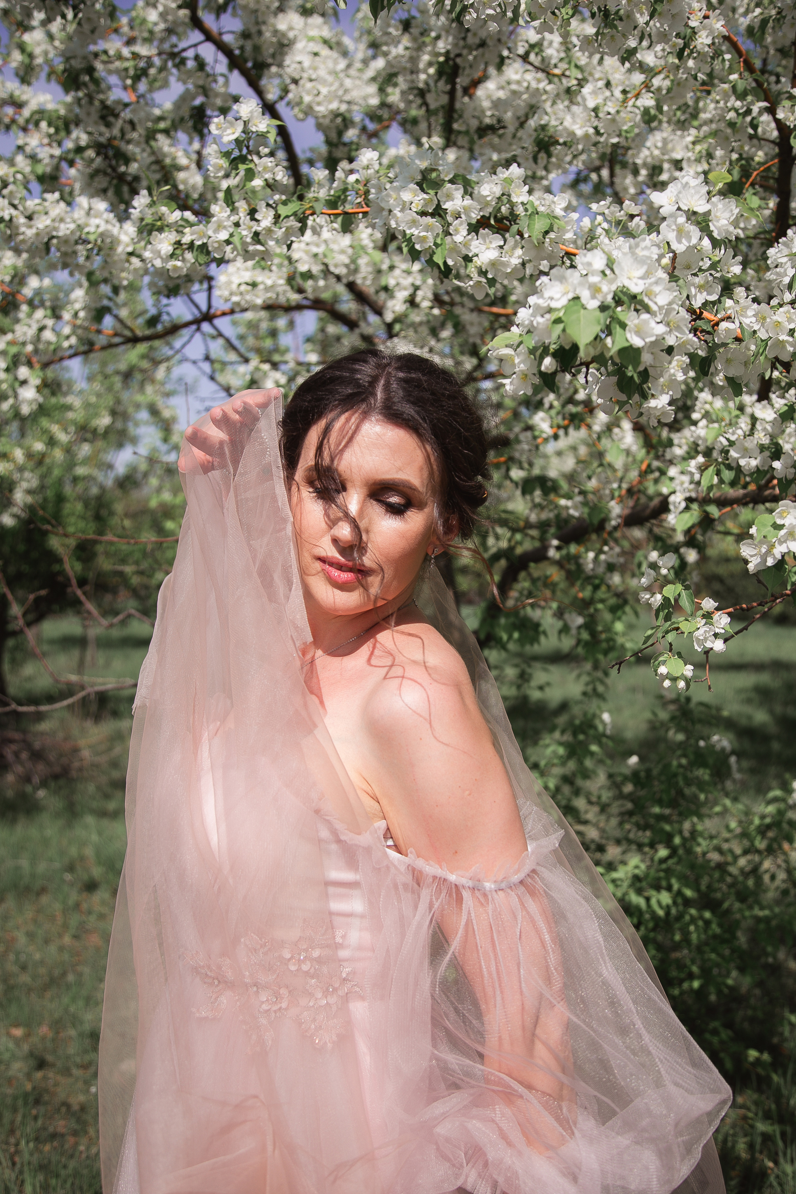 Эльвира «Пробуждение» в весеннем цветении. Женский фотограф и фототерапевт в Алмате Камиля Сабитова