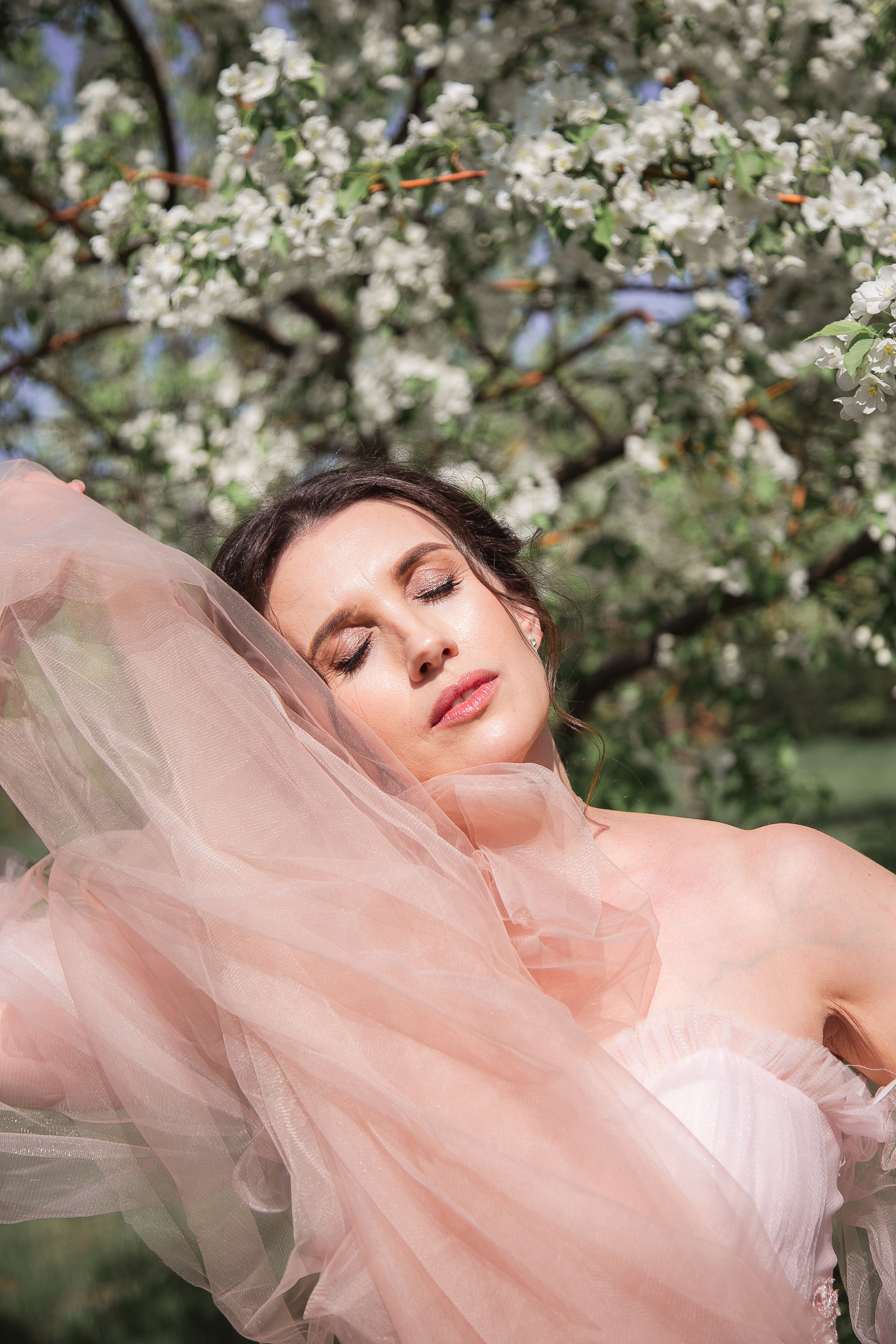 Эльвира «Пробуждение» в весеннем цветении. Женский фотограф и фототерапевт в Алмате Камиля Сабитова