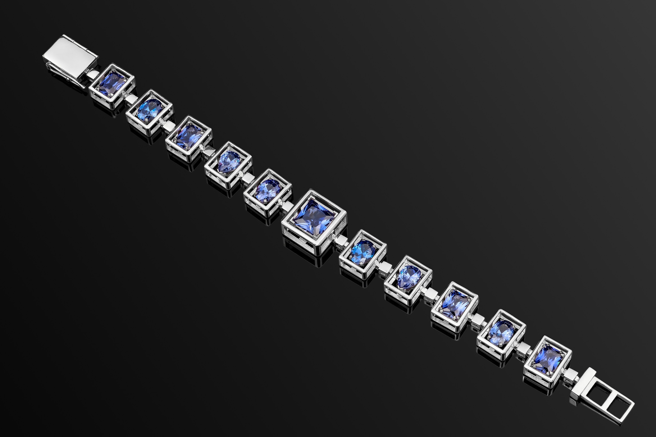 Рекламная эксклюзивная предметная фотосъёмка ювелирных изделий в Москве  тел +7 966-003-13-07. Высококачественная профессиональная рекламная фотосъёмка ювелирных украшений, драгоценных камней в Москве. Обучение, консультация