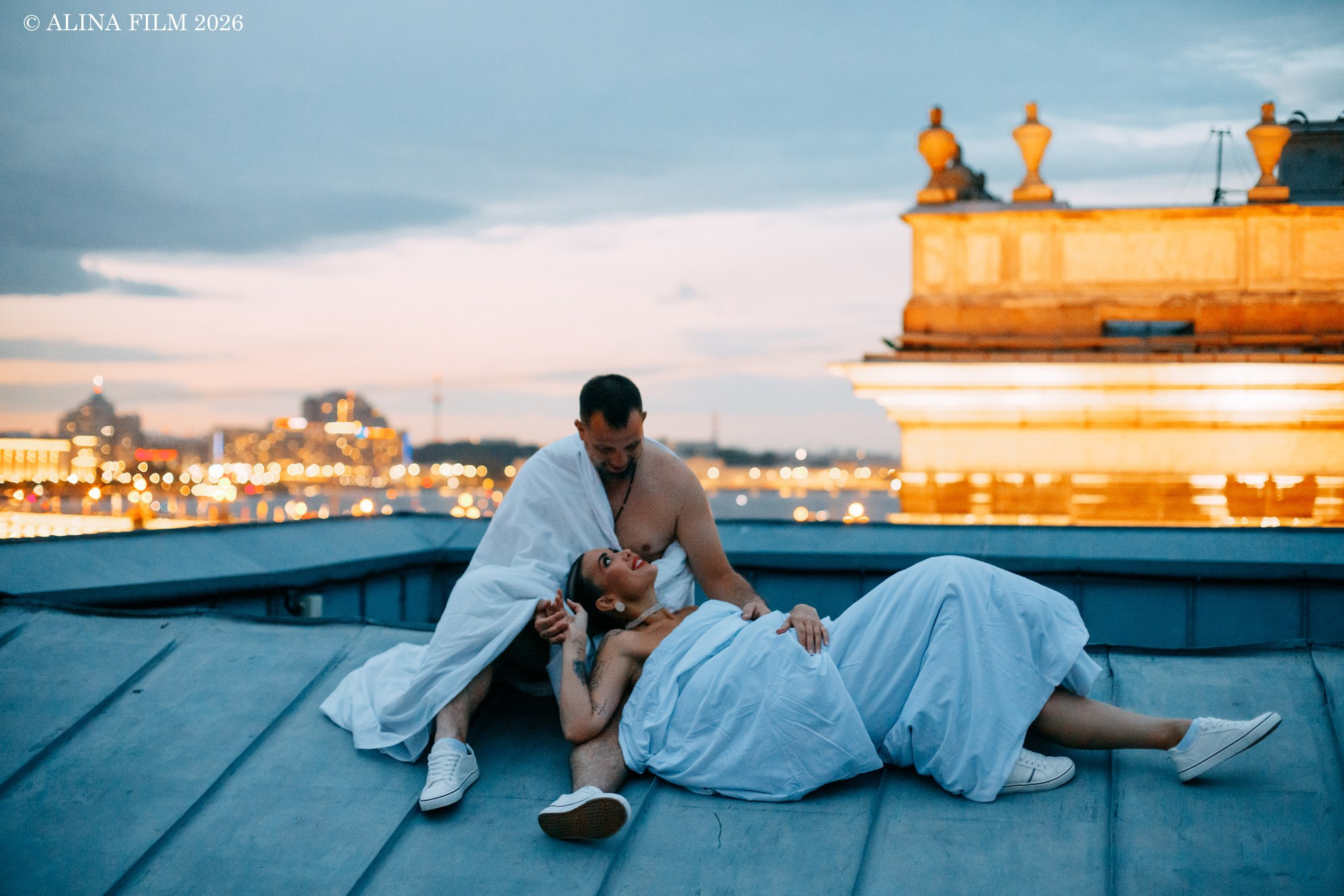 Фотосессия на крыше в одеялах. Вид на Неву и Петропавловскую крепость. Фотограф в Санкт-Петербурге Alina Film