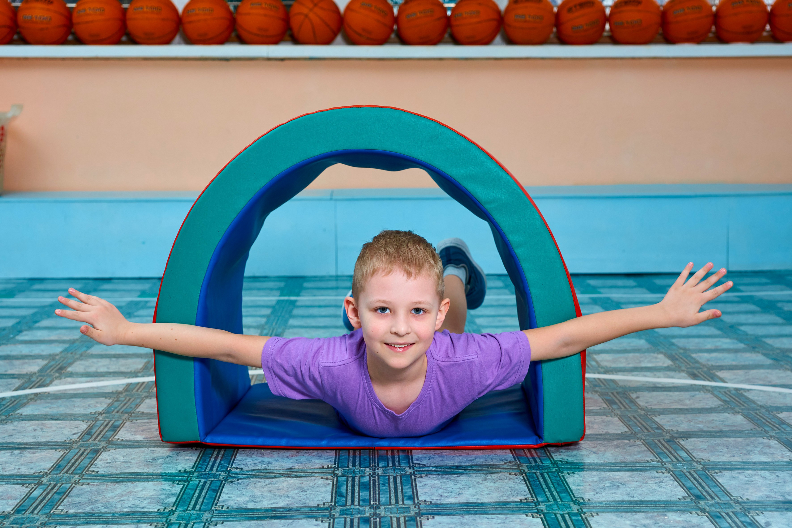 Занятие в спортзале. Childrenfoto.ru