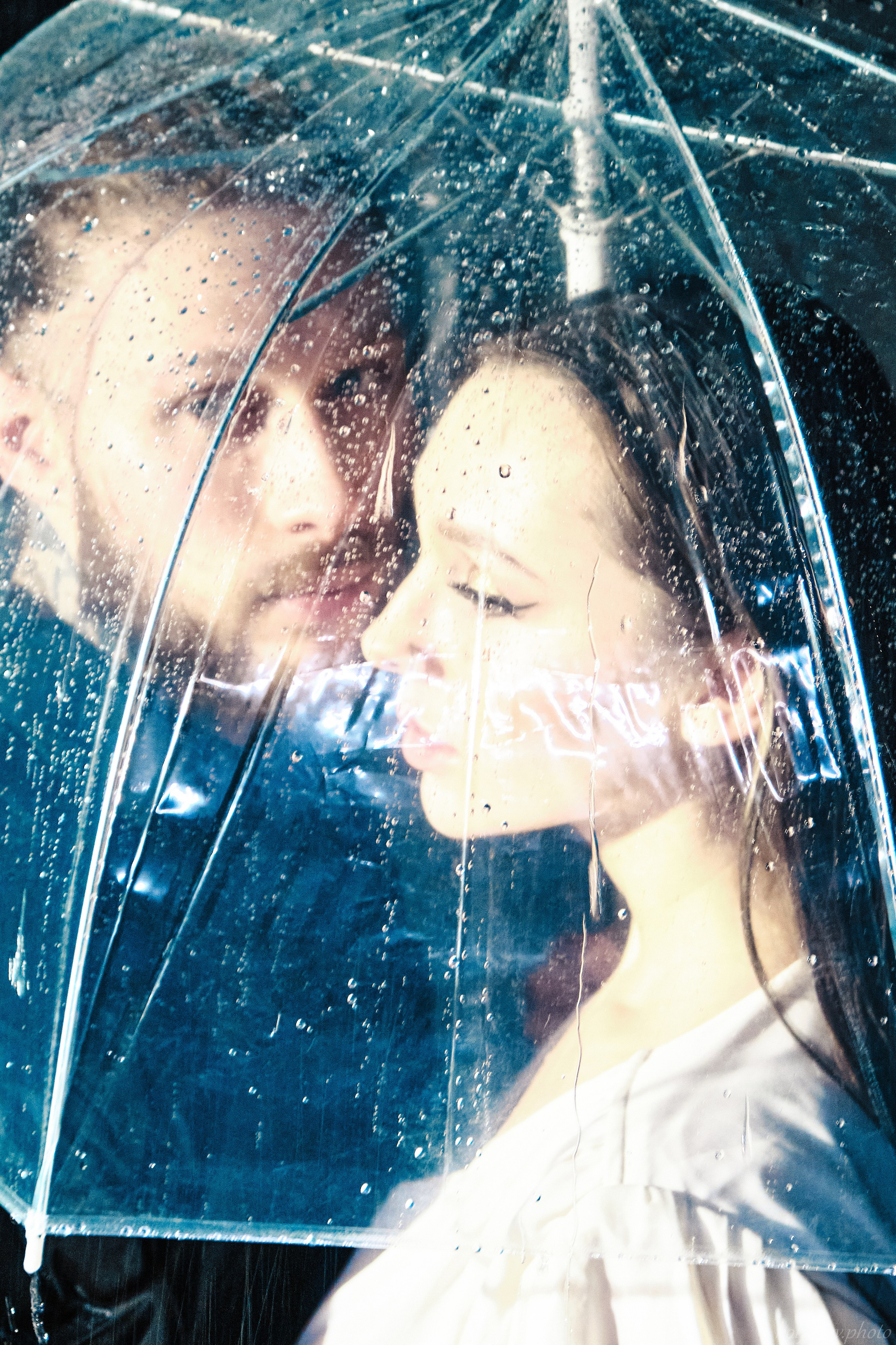 фотосессия пары под дождём в студии с зонтом