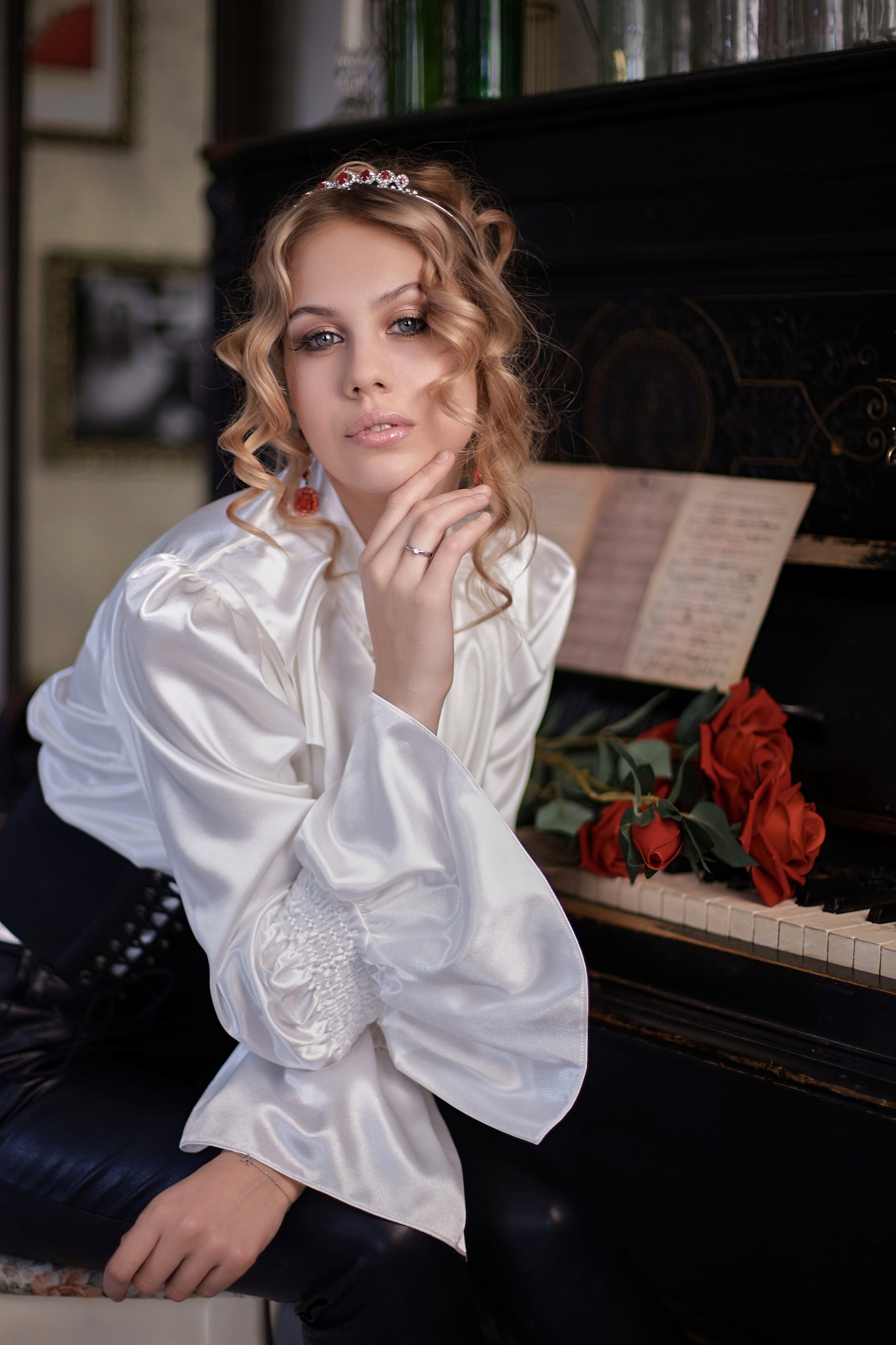 Портрет девушки в винтажной студии на фоне пианино с нотами